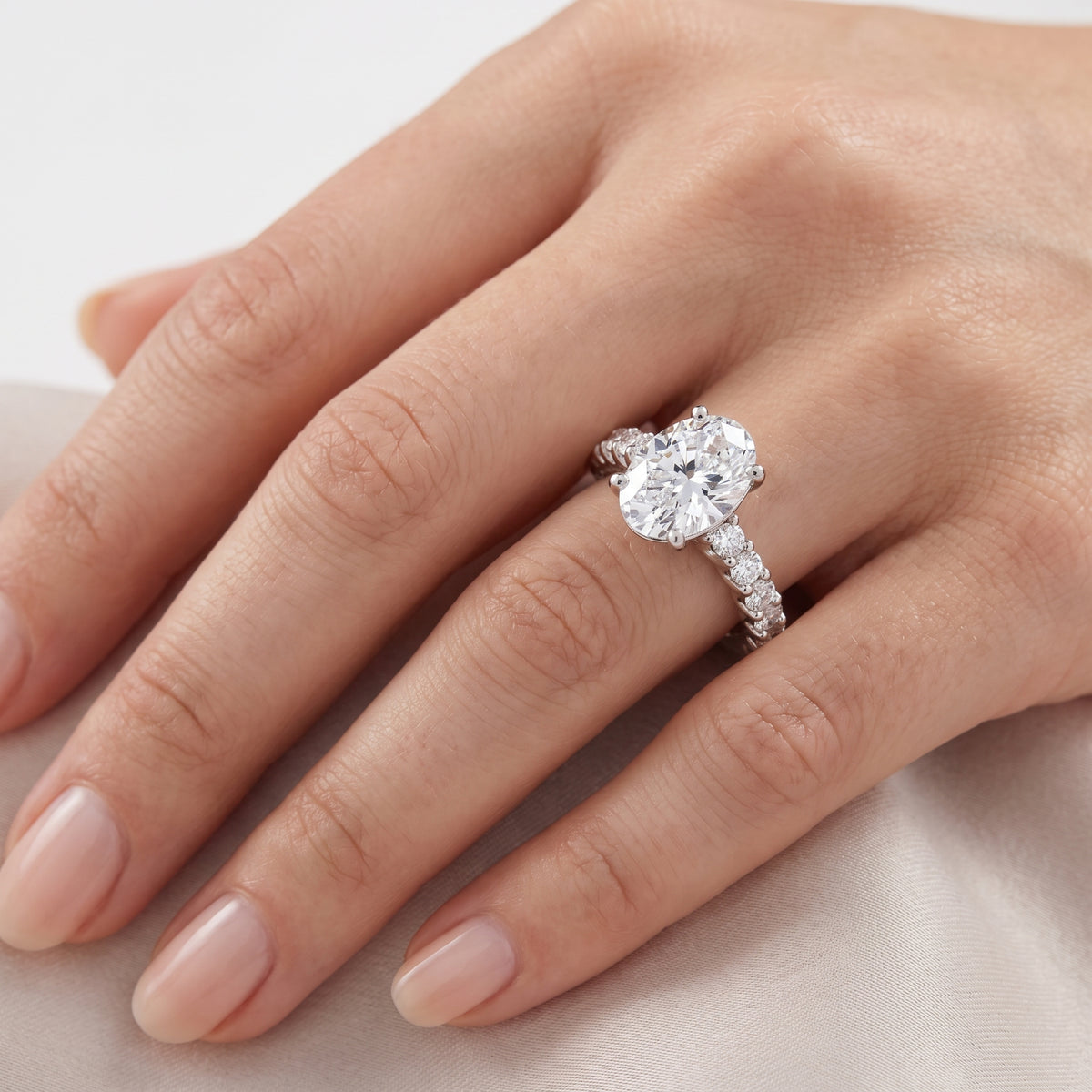 _lifestyle_image@SKU:R7829-NADO0240000PL #metal_platinum+origin_lab-grown+quality_ef-vs2+