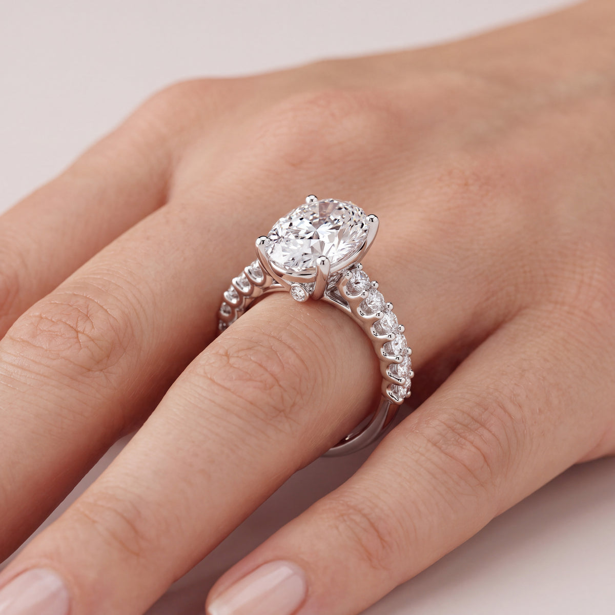 _lifestyle_image@SKU:R7829-NADO02400004W #metal_14k-white-gold+origin_lab-grown+quality_ef-vs2+