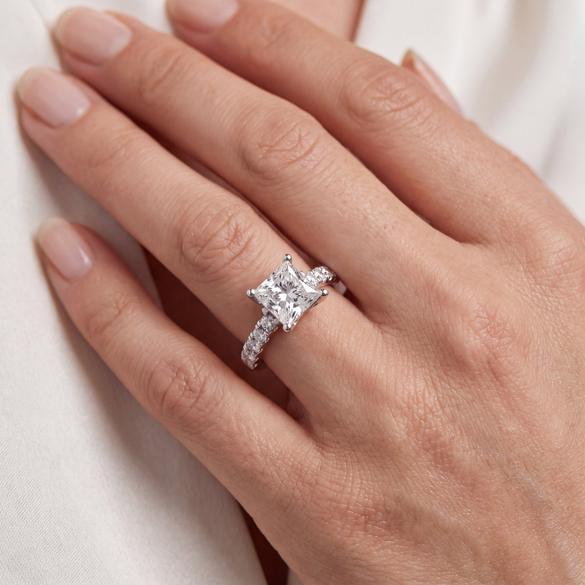 _lifestyle_image@SKU:R7831-LADP02350004W #metal_10k-white-gold+origin_lab-grown+quality_g-si
