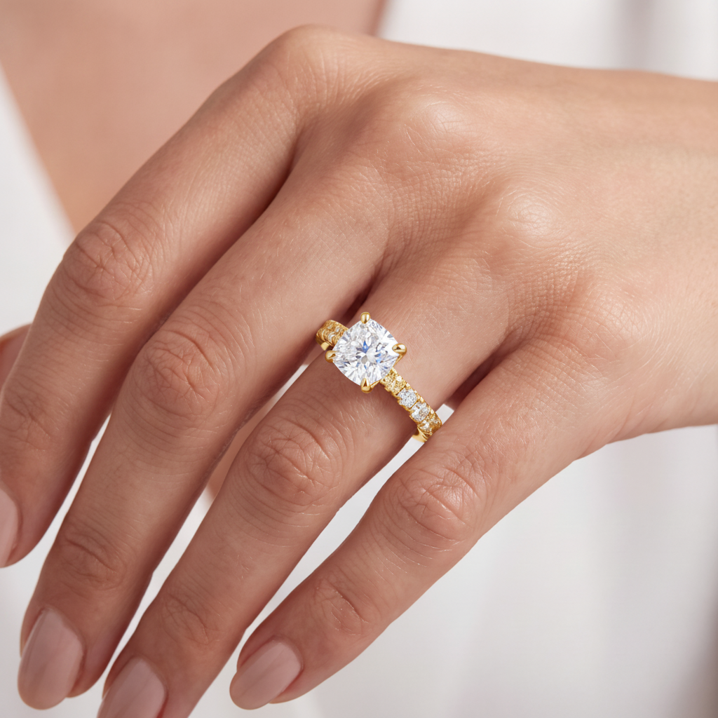 _lifestyle_image@SKU:R7847-LADC01000004Y #metal_10k-yellow-gold+origin_lab-grown+quality_g-si