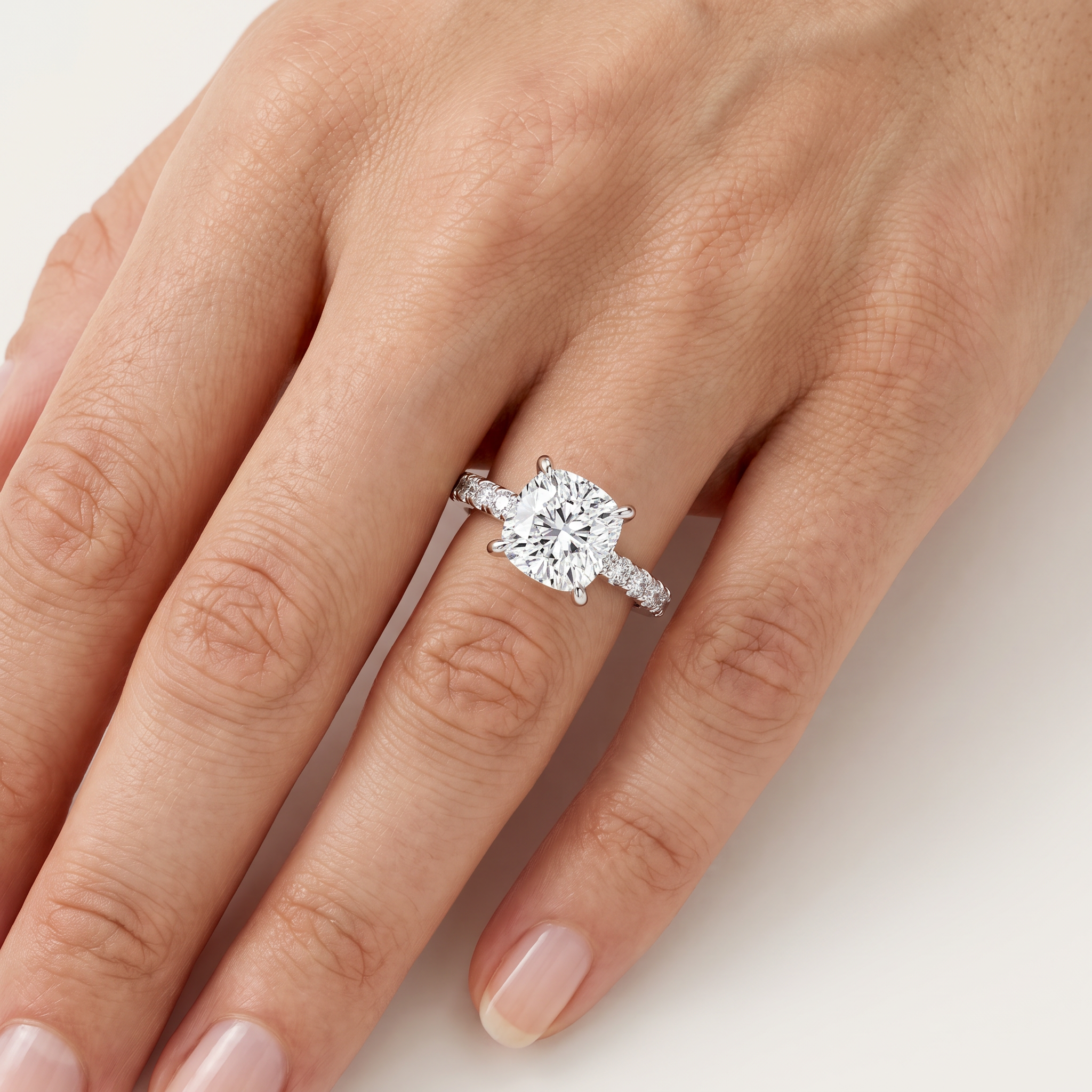 _lifestyle_image@SKU:R7847-LADC02000004W #metal_10k-white-gold+origin_lab-grown+quality_g-si