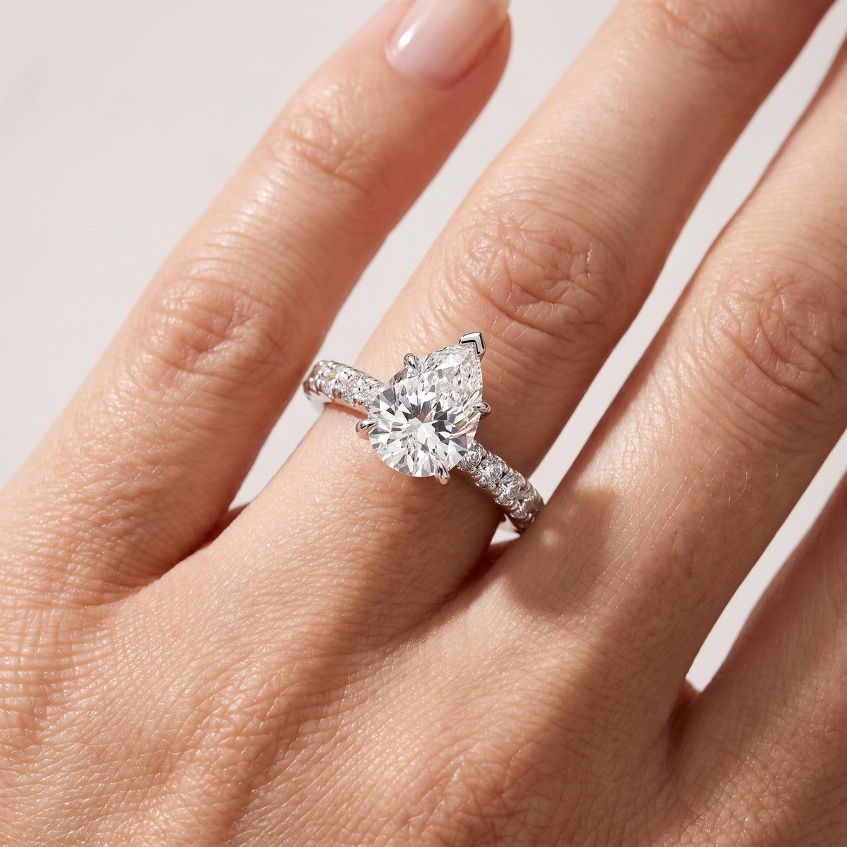 _lifestyle_image@SKU:R7847-LADD01000004W #metal_10k-white-gold+origin_lab-grown+quality_g-si