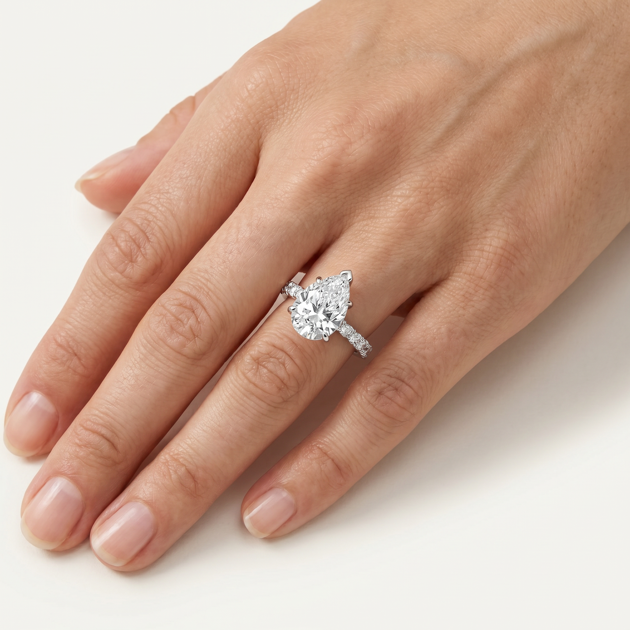 _lifestyle_image@SKU:R7847-LADD02000004W #metal_10k-white-gold+origin_lab-grown+quality_g-si