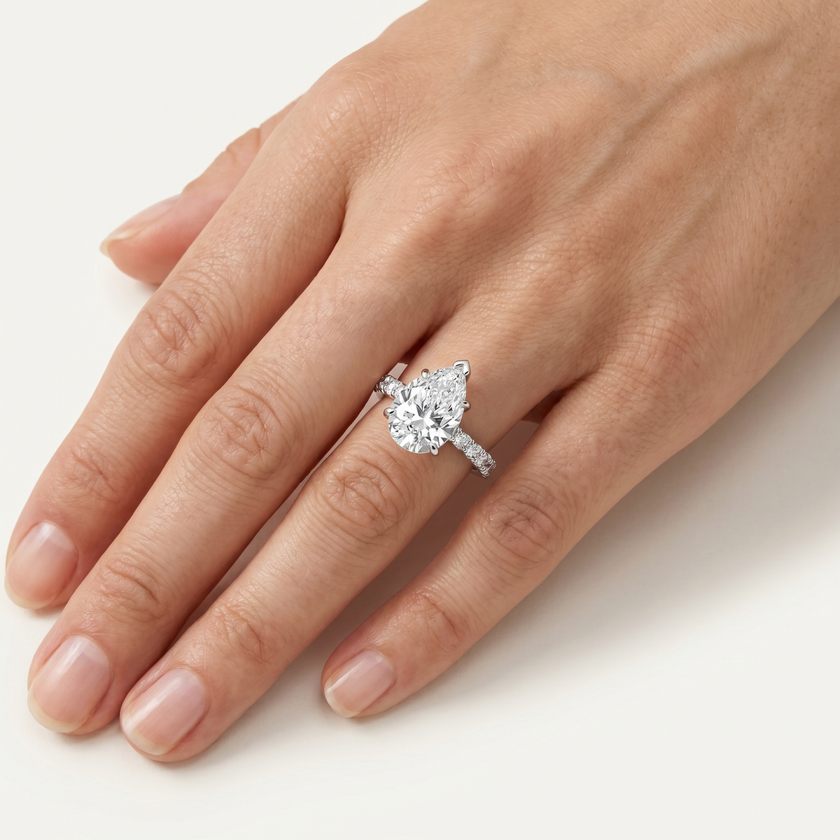 _lifestyle_image@SKU:R7847-NADD0200000PL #metal_platinum+origin_lab-grown+quality_ef-vs2+