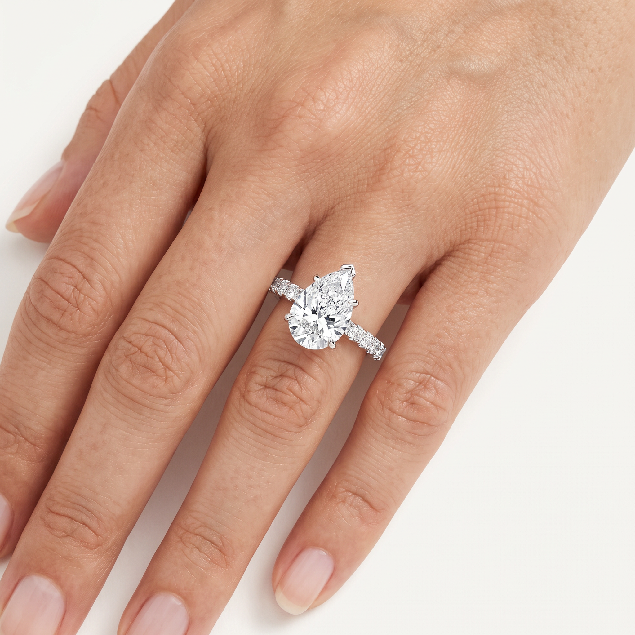 _lifestyle_image@SKU:R7847-NADD04000004W #metal_14k-white-gold+origin_lab-grown+quality_ef-vs2+