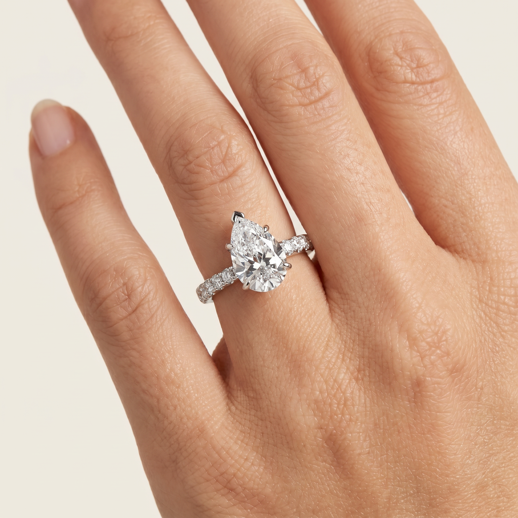 _lifestyle_image@SKU:R7847-LADD04000004W #metal_10k-white-gold+origin_lab-grown+quality_g-si