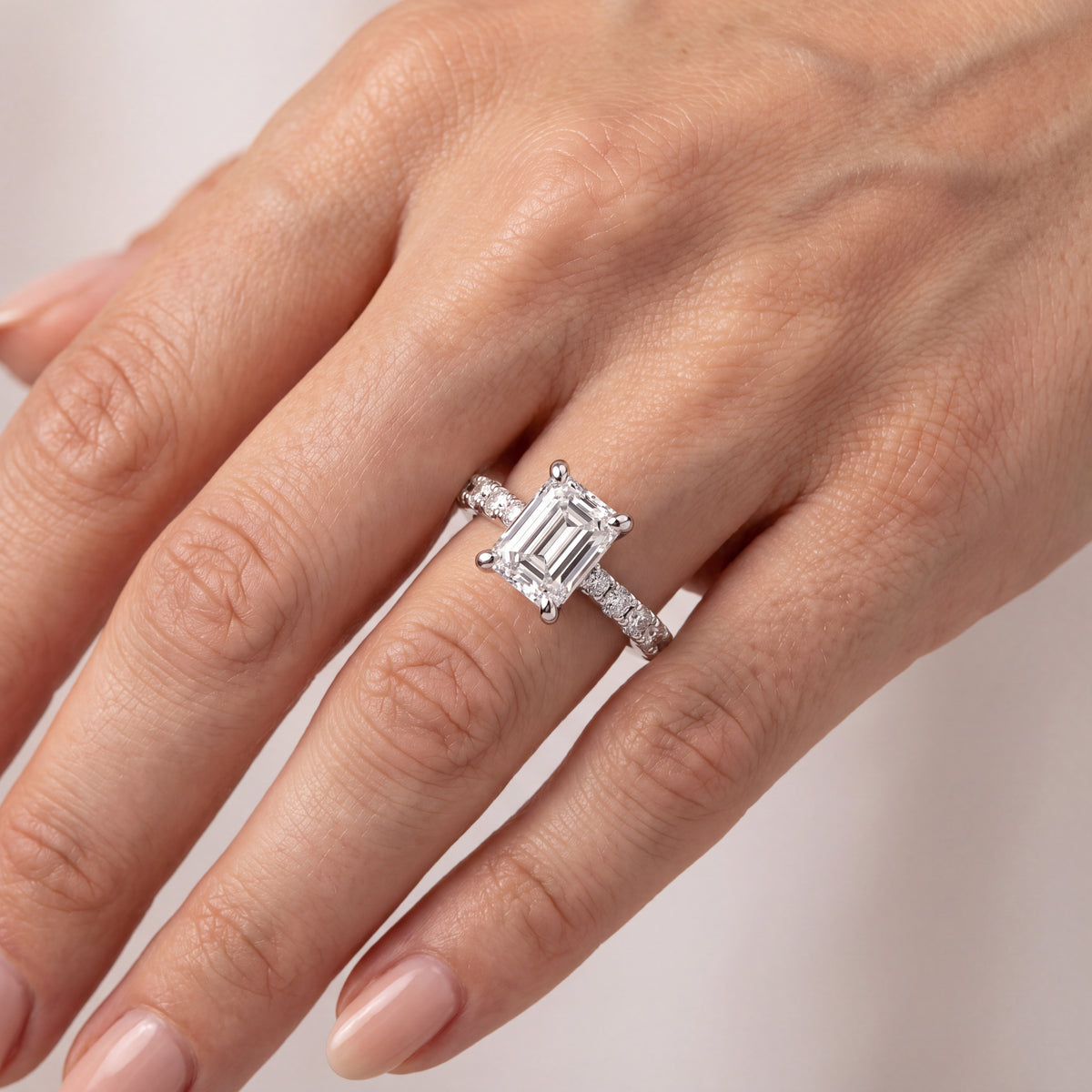 _lifestyle_image@SKU:R7847-LADE01000004W #metal_10k-white-gold+origin_lab-grown+quality_g-si