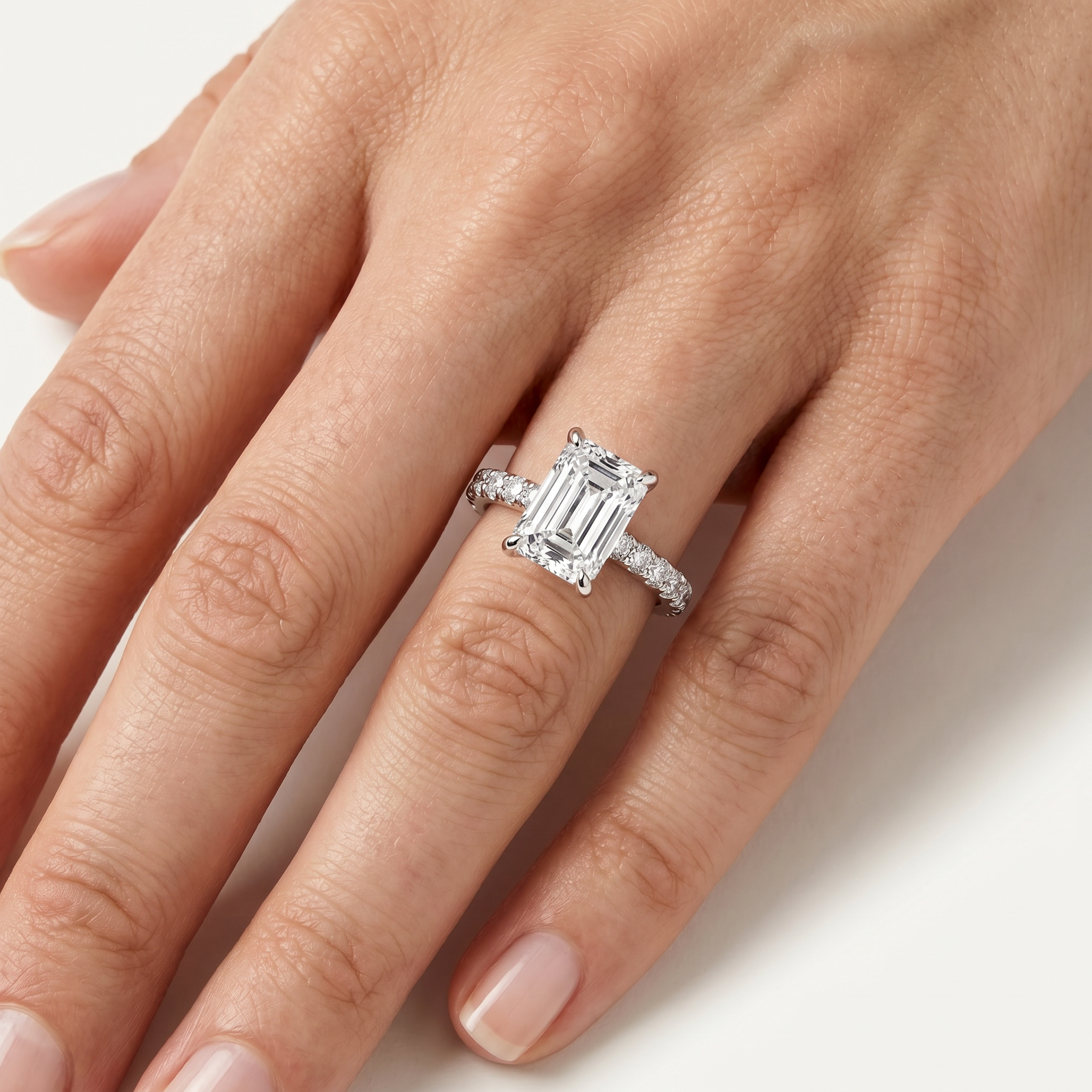 _lifestyle_image@SKU:R7847-LADE02000004W #metal_10k-white-gold+origin_lab-grown+quality_g-si