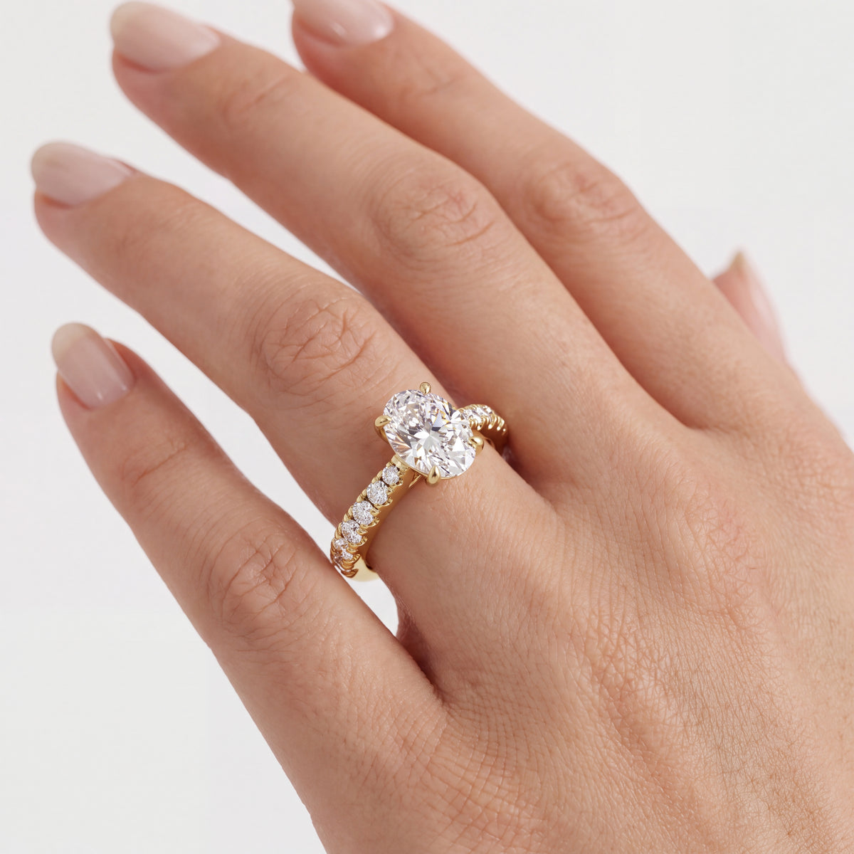 _lifestyle_image@SKU:R7847-LADO01000004Y #metal_10k-yellow-gold+origin_lab-grown+quality_g-si
