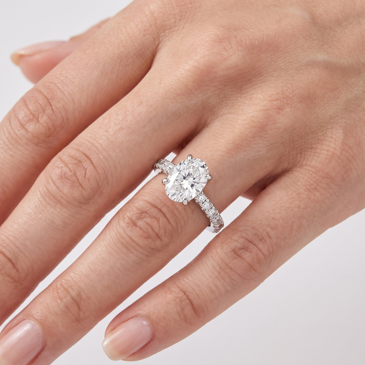_lifestyle_image@SKU:R7847-LADO02000004W #metal_10k-white-gold+origin_lab-grown+quality_g-si