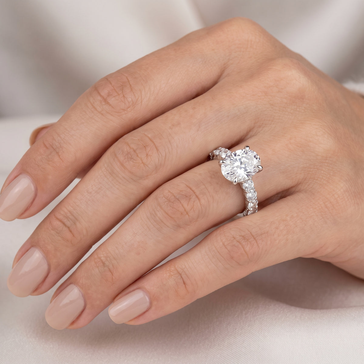 _lifestyle_image@SKU:R7847-LADO03000004W #metal_10k-white-gold+origin_lab-grown+quality_g-si