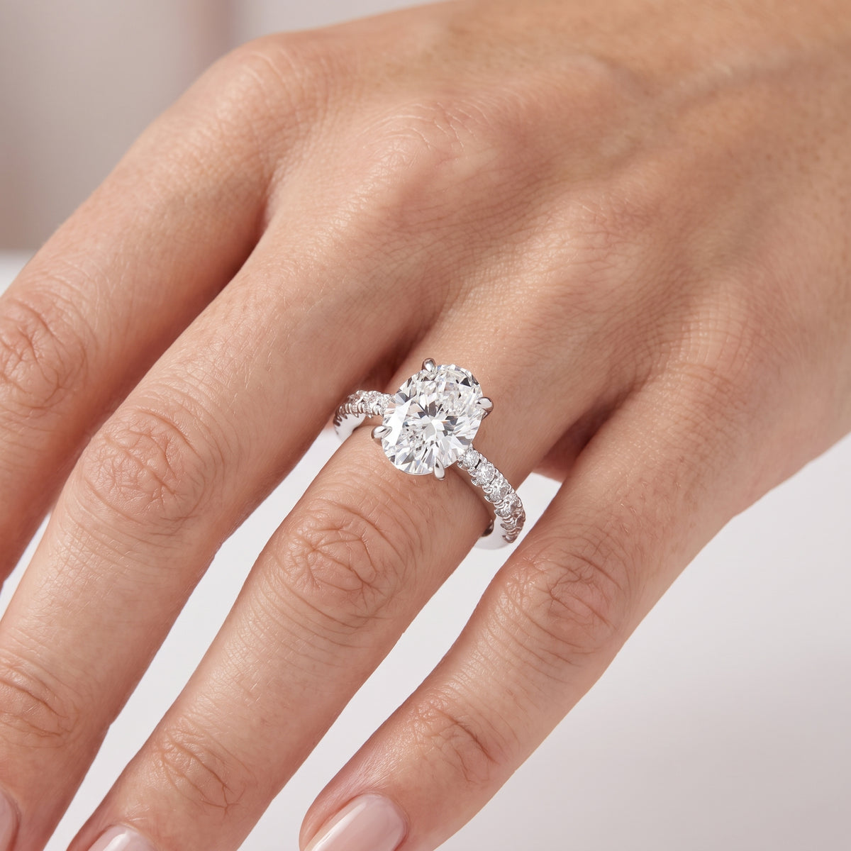 _lifestyle_image@SKU:R7847-LADO04000004W #metal_10k-white-gold+origin_lab-grown+quality_g-si