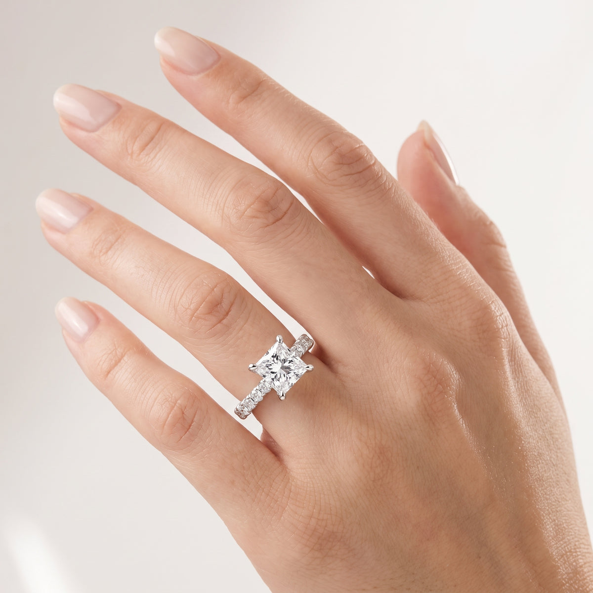 _lifestyle_image@SKU:R7847-LADP02000004W #metal_10k-white-gold+origin_lab-grown+quality_g-si