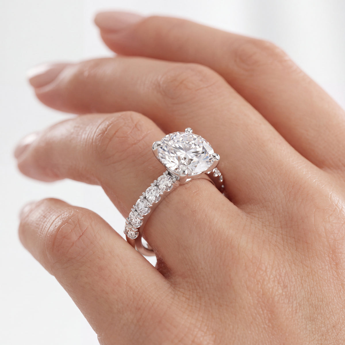 _lifestyle_image@SKU:R7847-LADR02000004W #metal_10k-white-gold+origin_lab-grown+quality_g-si
