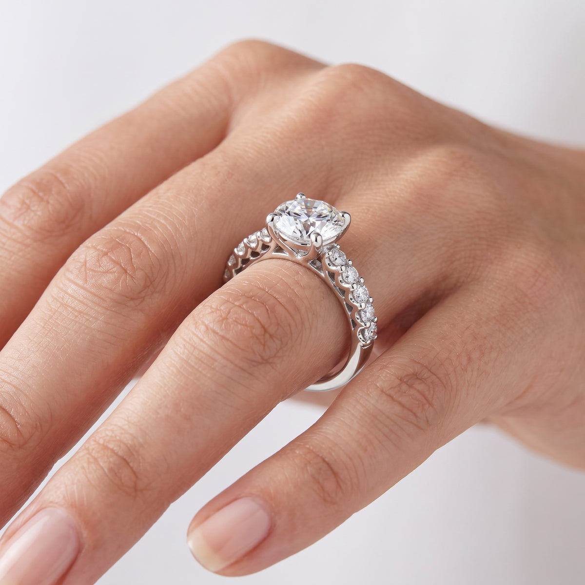 _lifestyle_image@SKU:R7847-LADR03000004W #metal_10k-white-gold+origin_lab-grown+quality_g-si