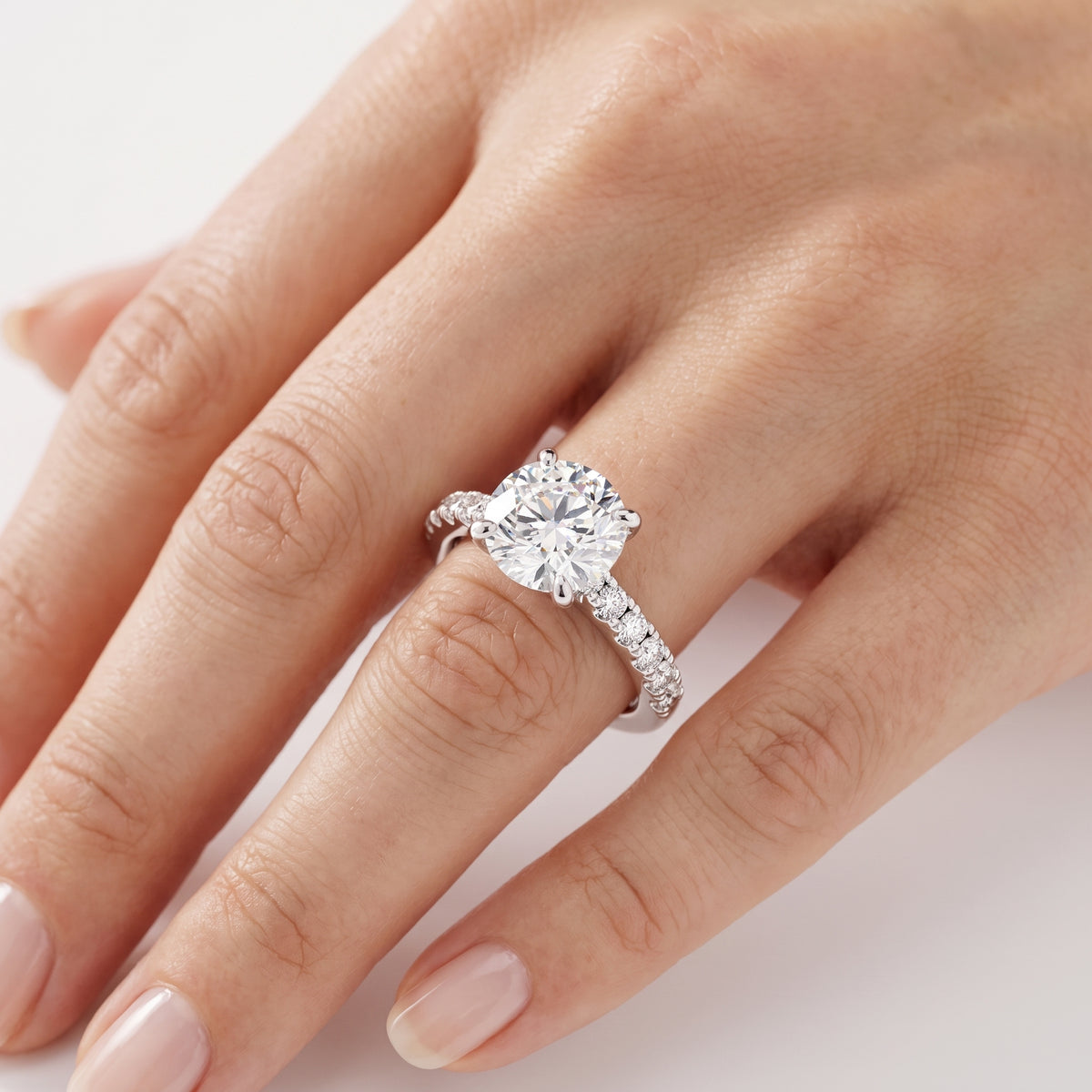 _lifestyle_image@SKU:R7847-LADR04000004W #metal_10k-white-gold+origin_lab-grown+quality_g-si
