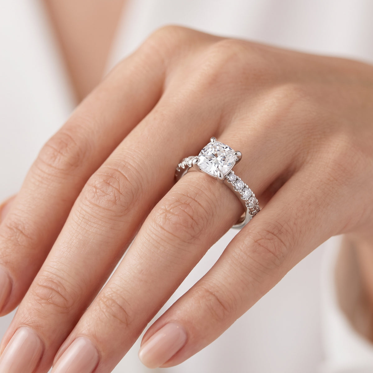 _lifestyle_image@SKU:R7847-NADC0100000PL #metal_platinum+origin_lab-grown+quality_ef-vs2+