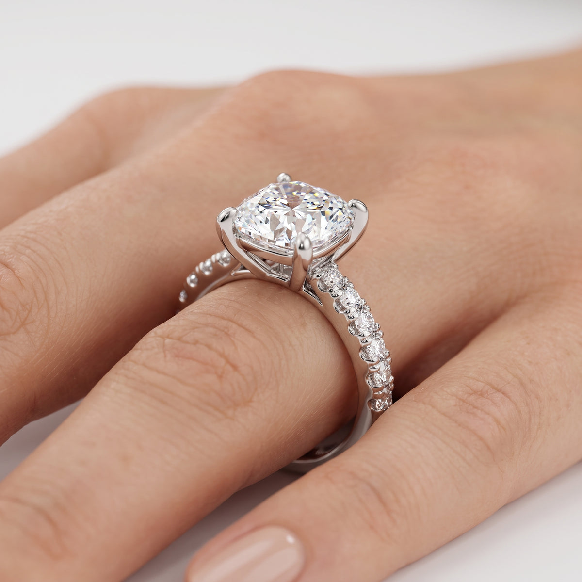 _lifestyle_image@SKU:R7847-NADC0200000PL #metal_platinum+origin_lab-grown+quality_ef-vs2+
