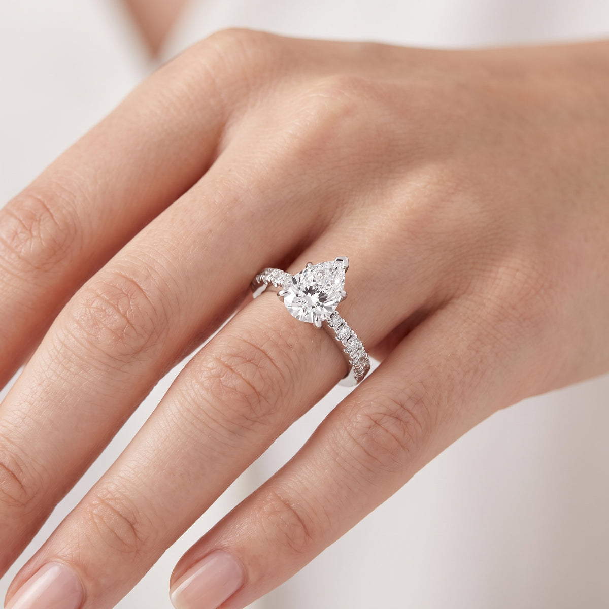 _lifestyle_image@SKU:R7847-NADD01000004W #metal_14k-white-gold+origin_lab-grown+quality_ef-vs2+