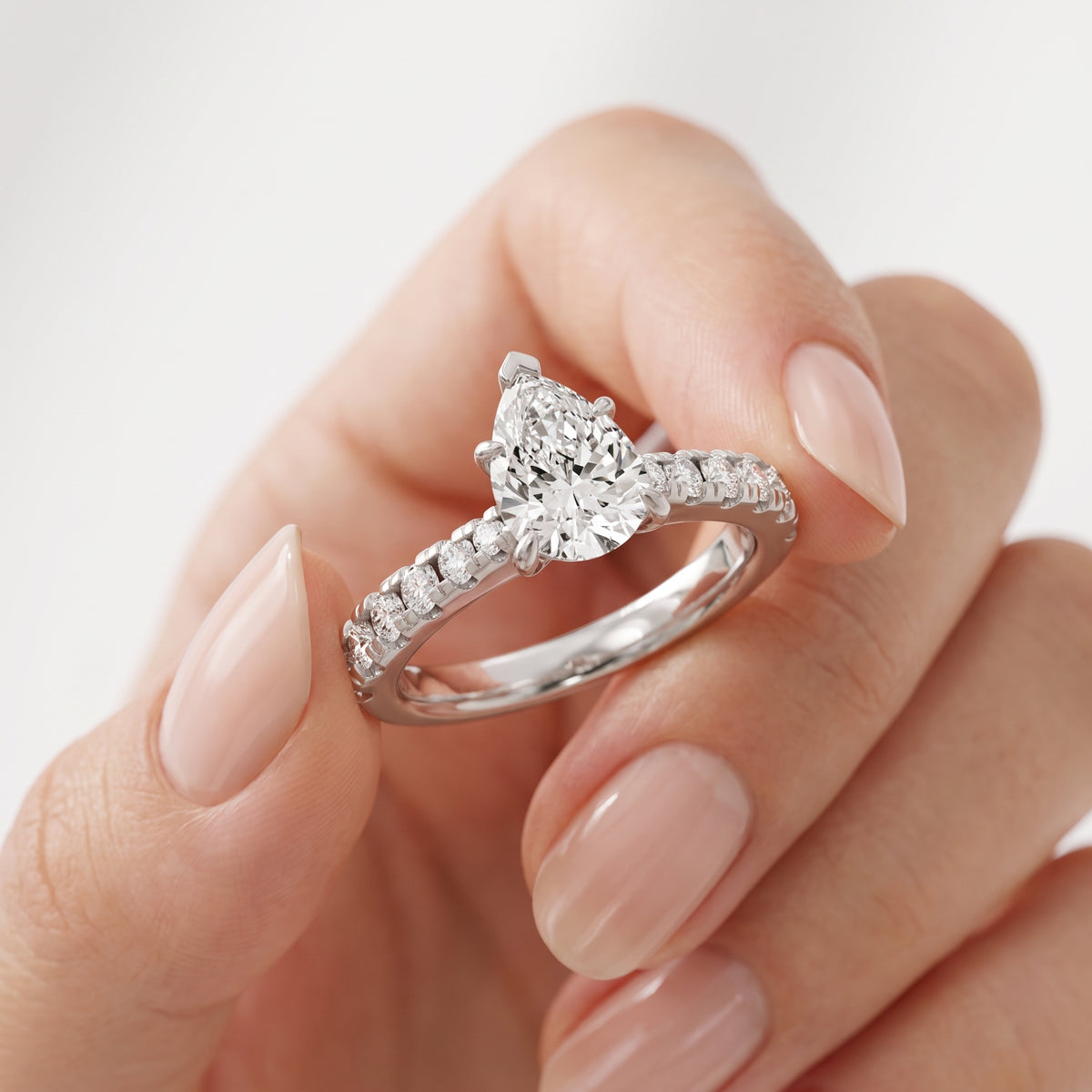 _lifestyle_image@SKU:R7847-NADD0100000PL #metal_platinum+origin_lab-grown+quality_ef-vs2+