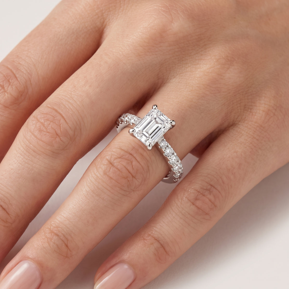 _lifestyle_image@SKU:R7847-NADE01000004W #metal_14k-white-gold+origin_lab-grown+quality_ef-vs2+