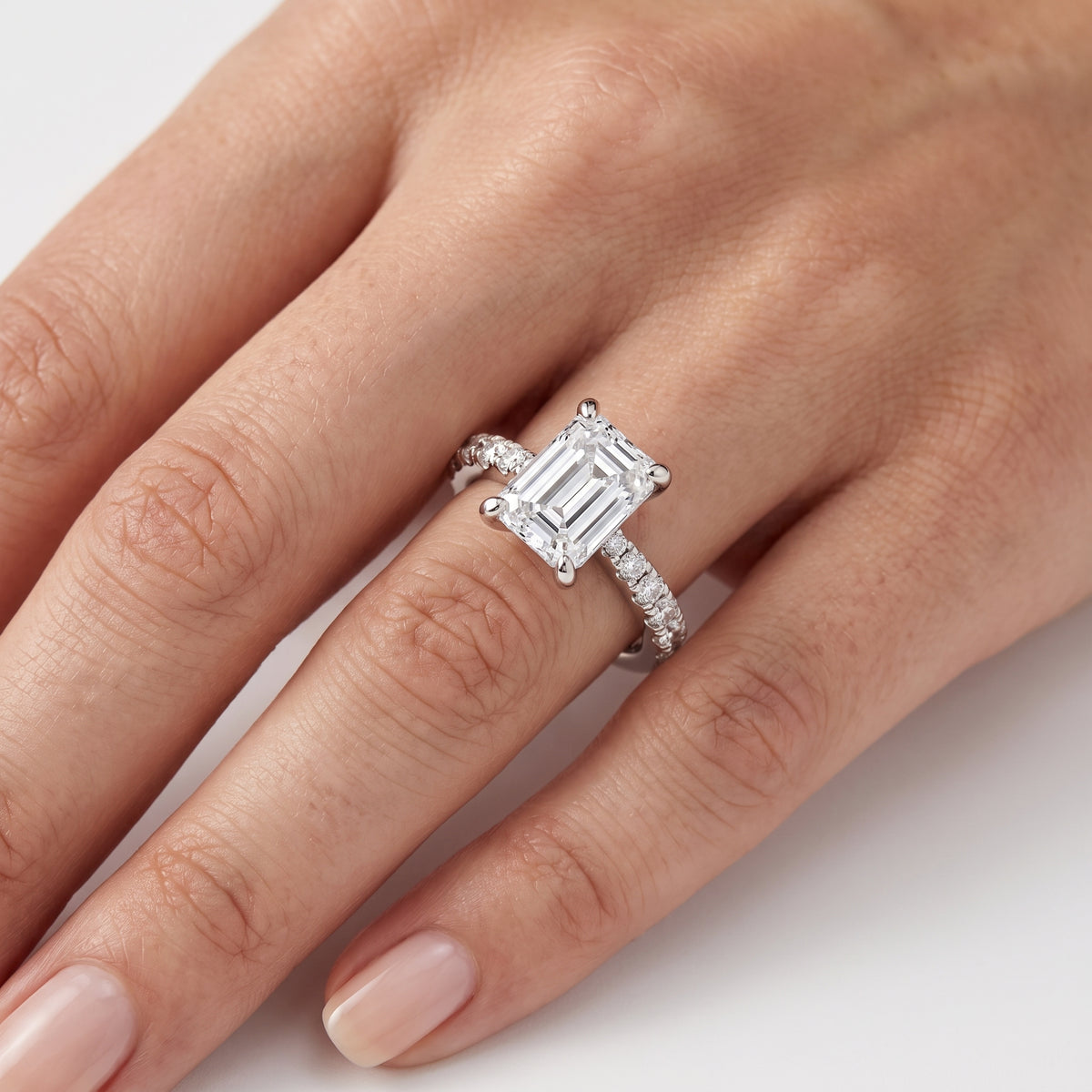 _lifestyle_image@SKU:R7847-NADE0300000PL #metal_platinum+origin_lab-grown+quality_ef-vs2+