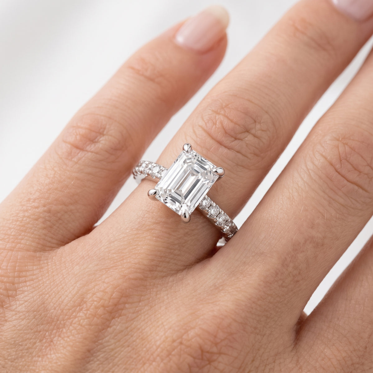_lifestyle_image@SKU:R7847-NADE0400000PL #metal_platinum+origin_lab-grown+quality_ef-vs2+