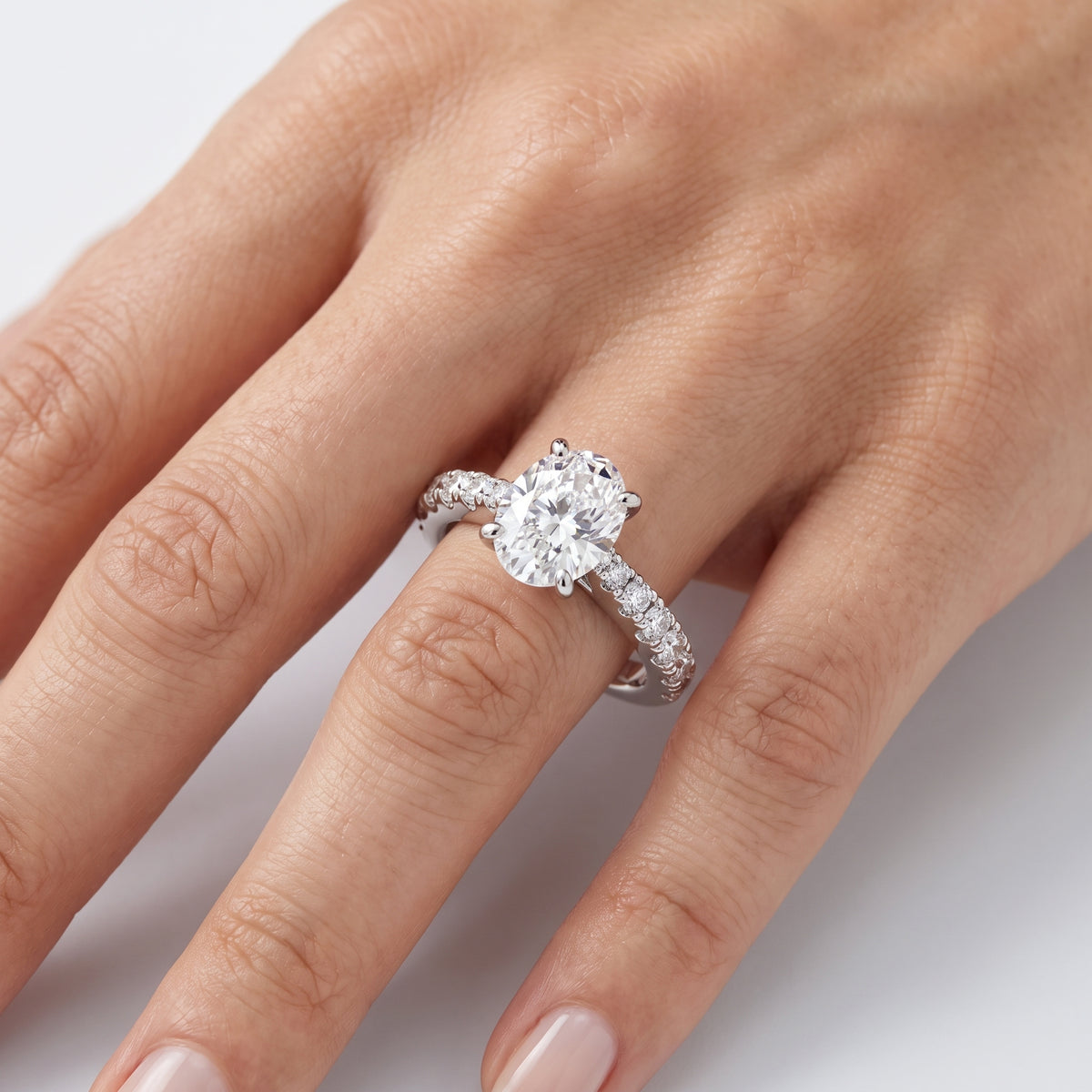 _lifestyle_image@SKU:R7847-NADO0100000PL #metal_platinum+origin_lab-grown+quality_ef-vs2+