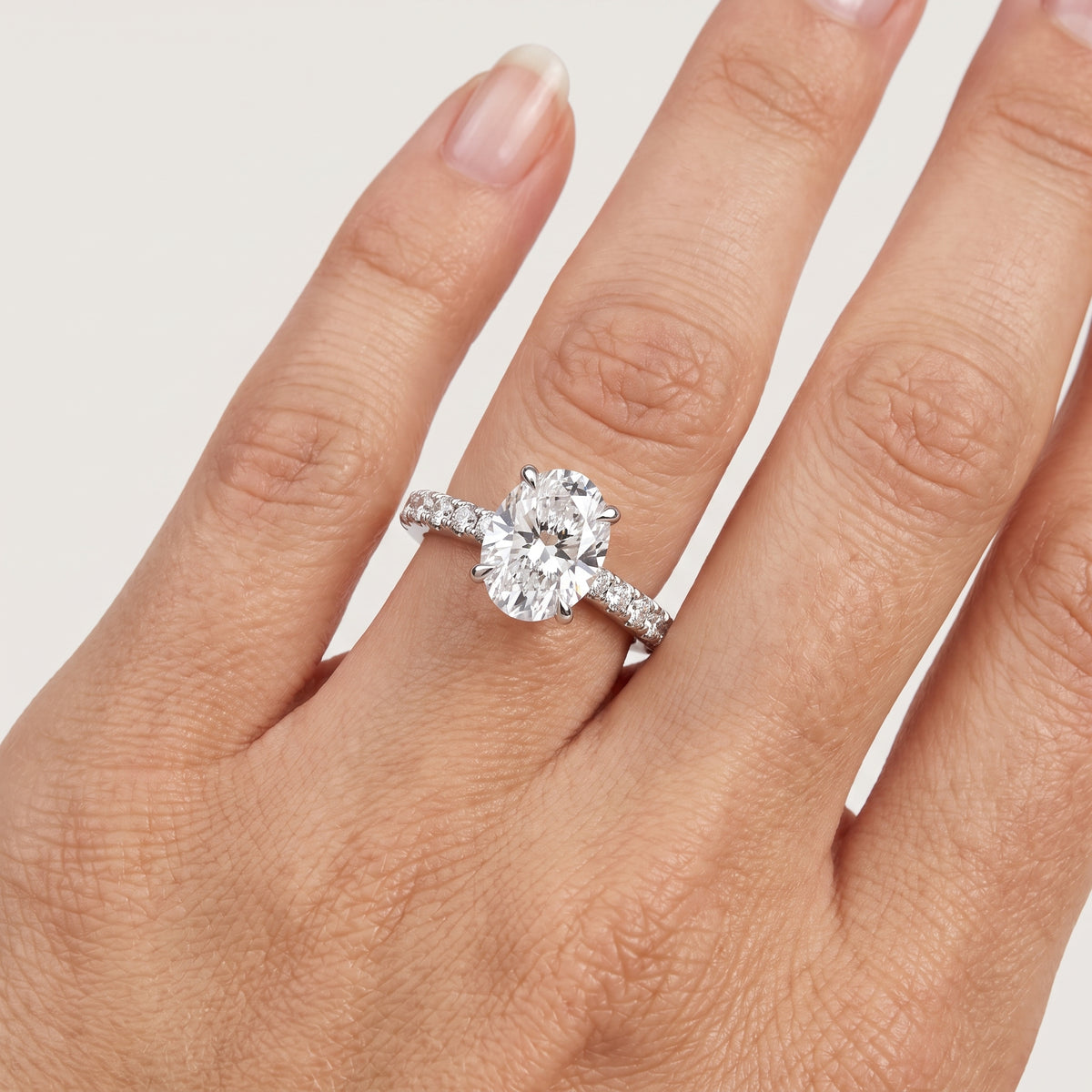 _lifestyle_image@SKU:R7847-NADO0200000PL #metal_platinum+origin_lab-grown+quality_ef-vs2+