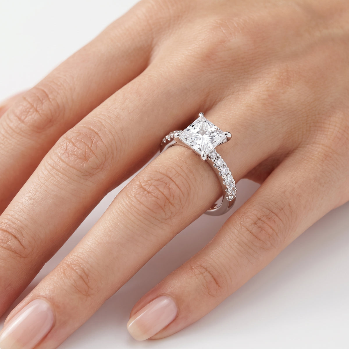 _lifestyle_image@SKU:R7847-NADP02000004W #metal_14k-white-gold+origin_lab-grown+quality_ef-vs2+