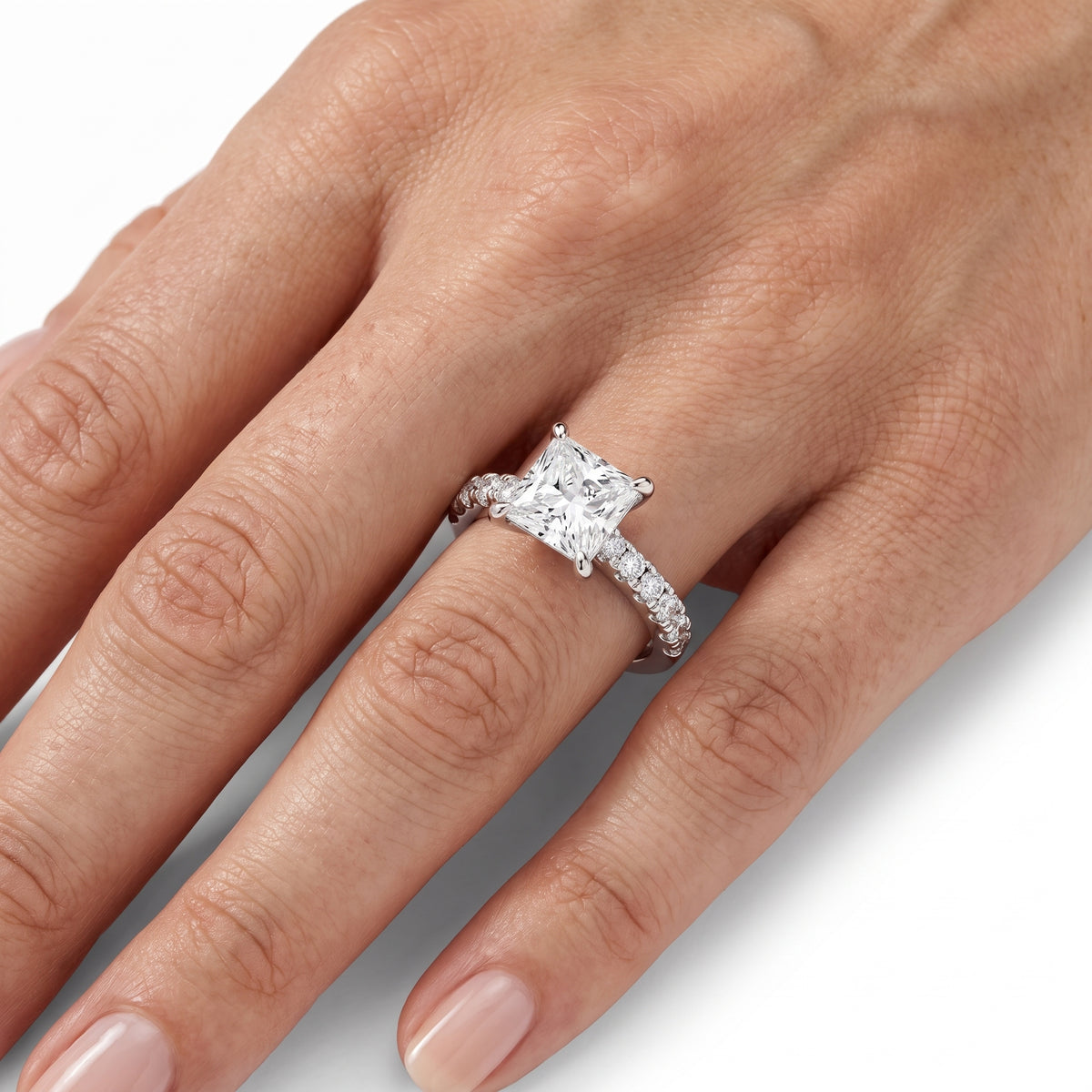 _lifestyle_image@SKU:R7847-NADP0300000PL #metal_platinum+origin_lab-grown+quality_ef-vs2+