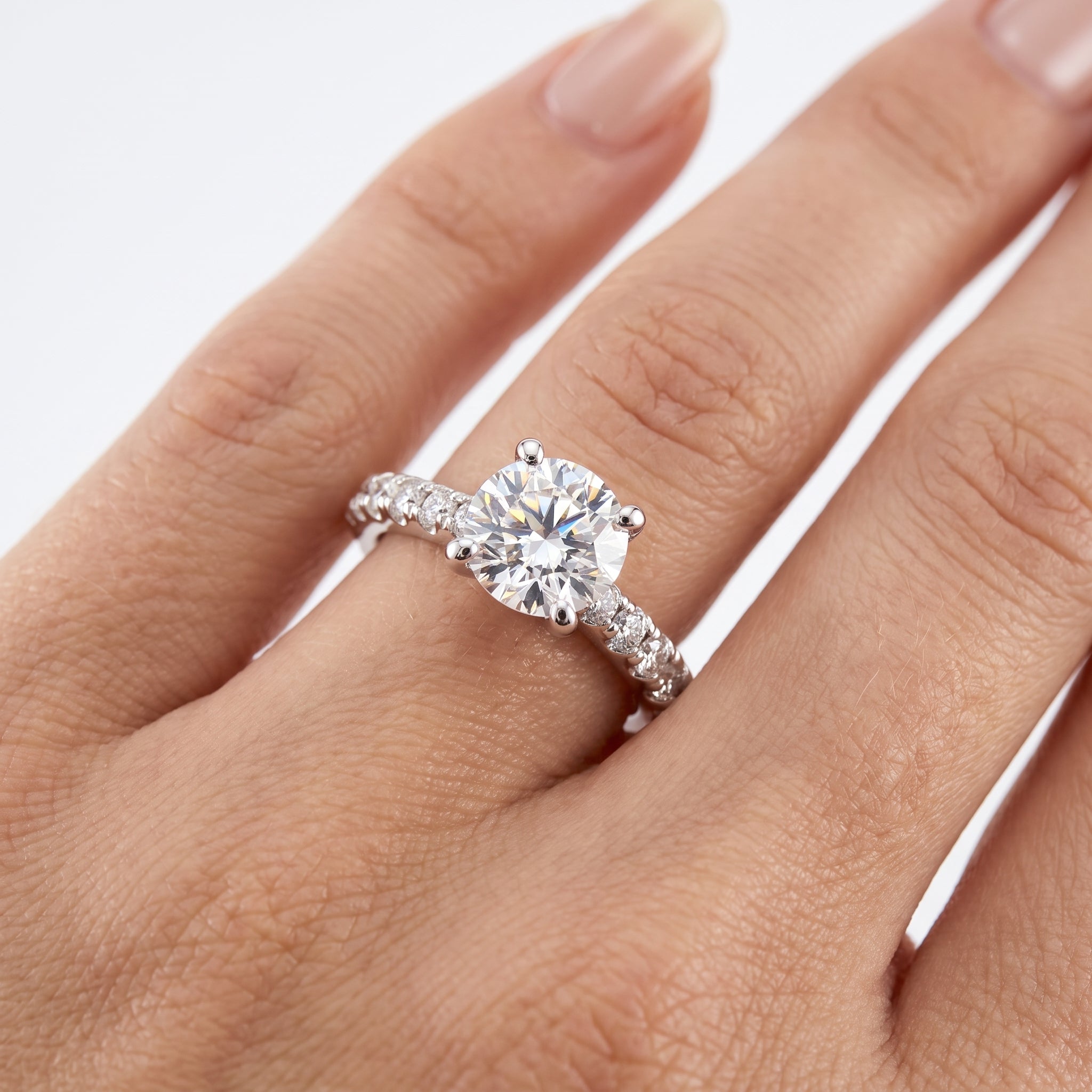_lifestyle_image@SKU:R7847-NADR01000004W #metal_14k-white-gold+origin_lab-grown+quality_ef-vs2+