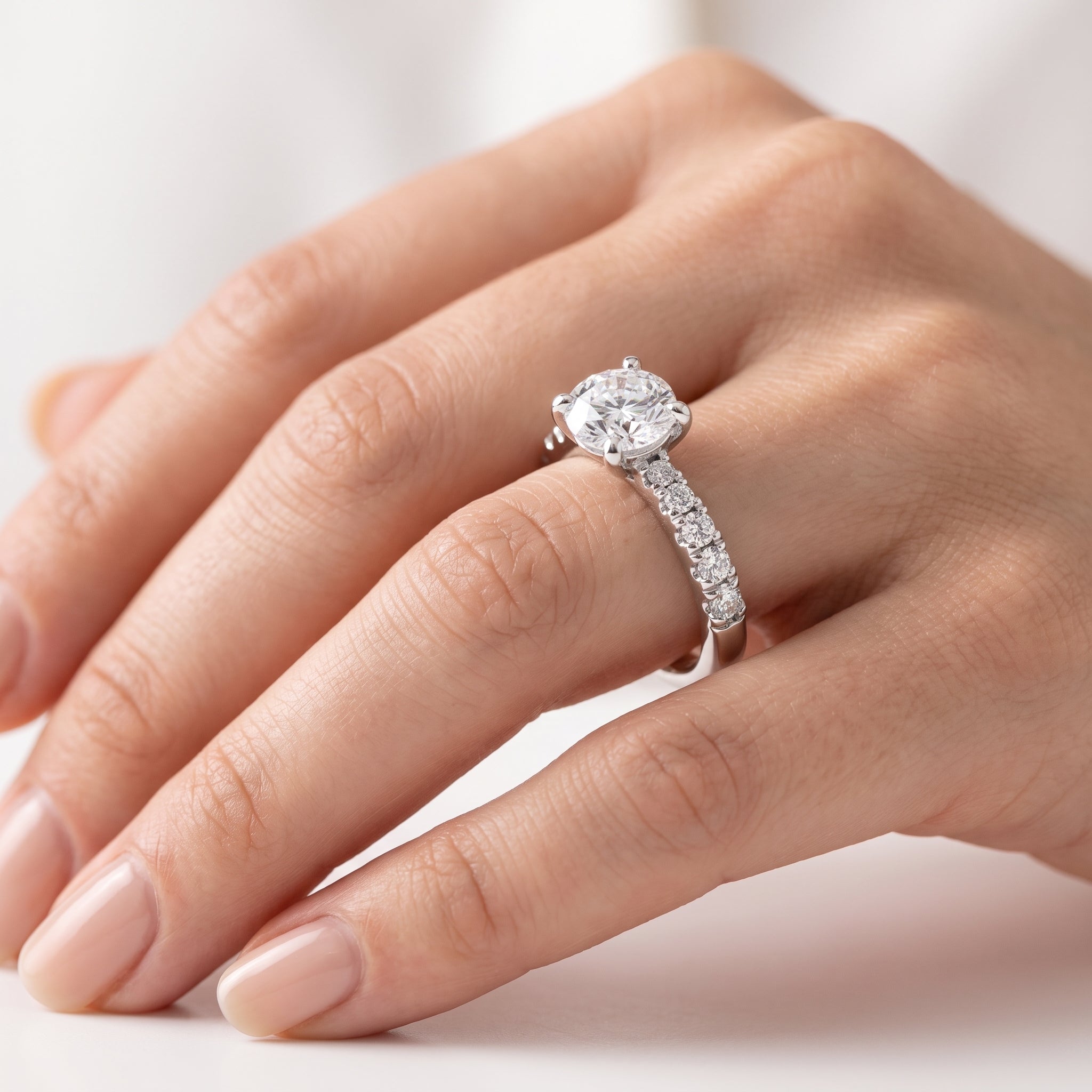 _lifestyle_image@SKU:R7847-NADR0100000PL #metal_platinum+origin_lab-grown+quality_ef-vs2+
