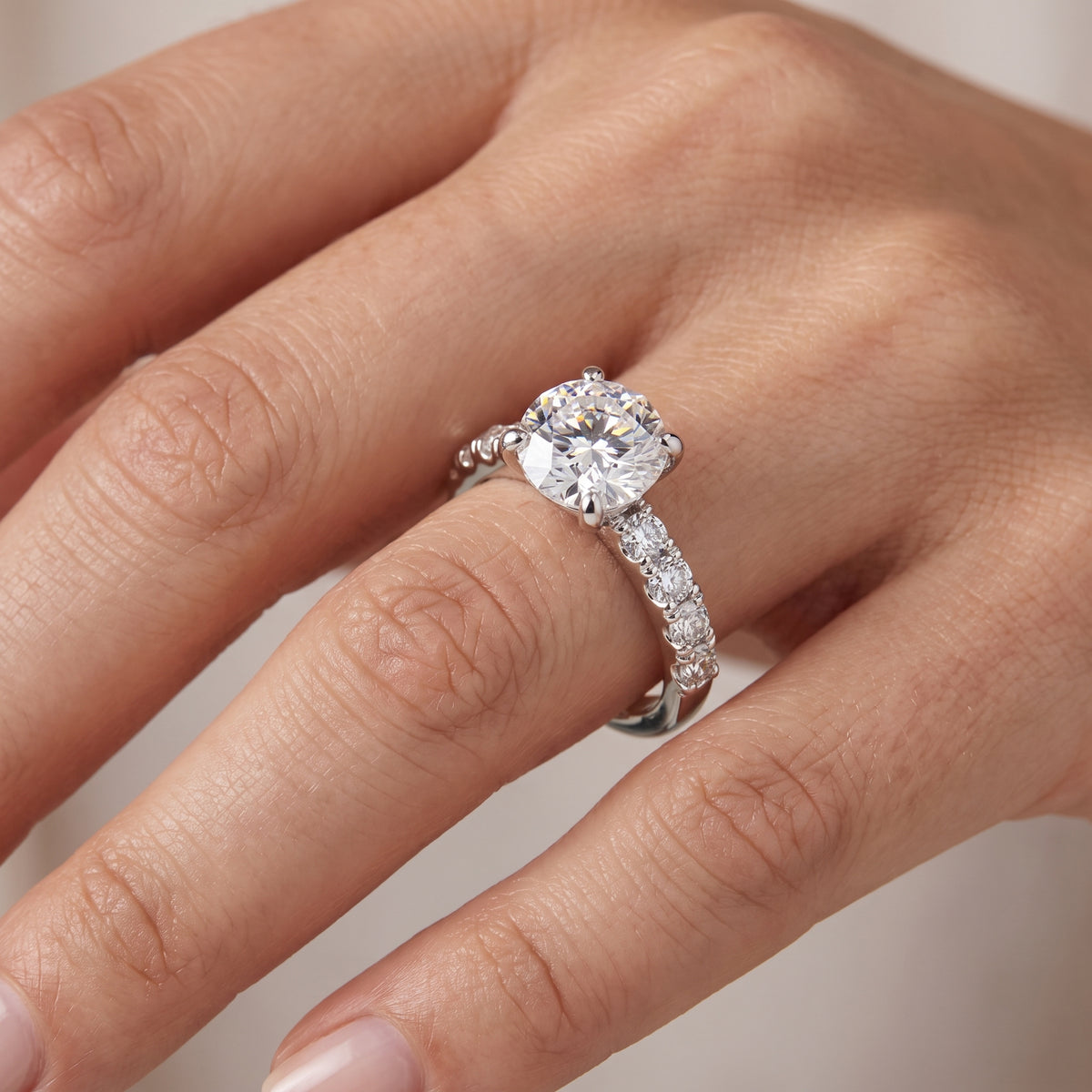 _lifestyle_image@SKU:R7847-NADR0200000PL #metal_platinum+origin_lab-grown+quality_ef-vs2+