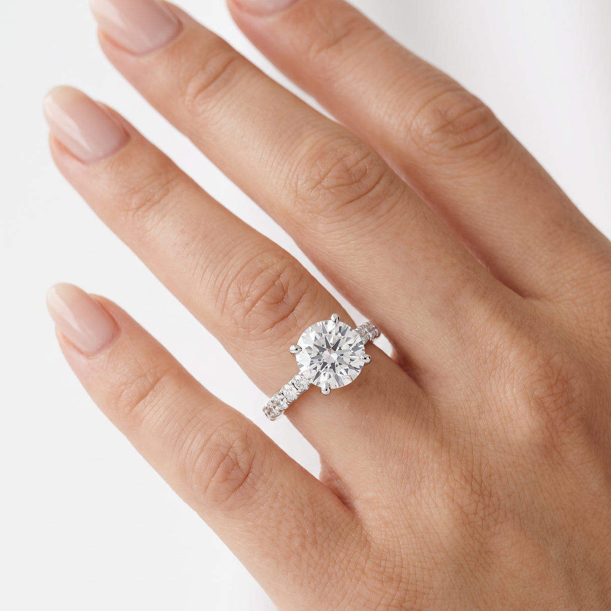 _lifestyle_image@SKU:R7847-NADR03000004W #metal_14k-white-gold+origin_lab-grown+quality_ef-vs2+