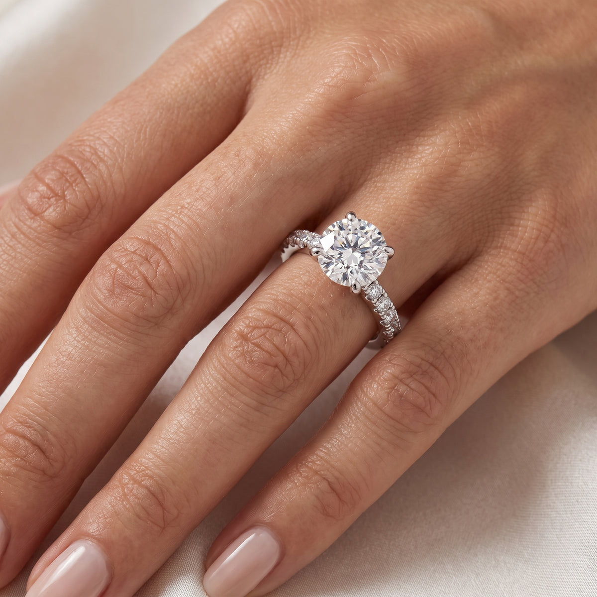 _lifestyle_image@SKU:R7847-NADR04000004W #metal_14k-white-gold+origin_lab-grown+quality_ef-vs2+