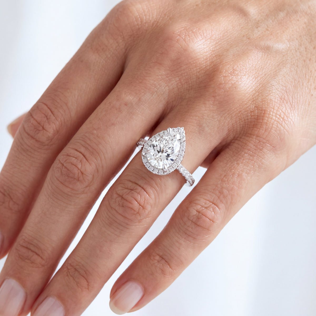 _lifestyle_image@SKU:R7885-LADP02000004W #metal_10k-white-gold+origin_lab-grown+quality_g-si