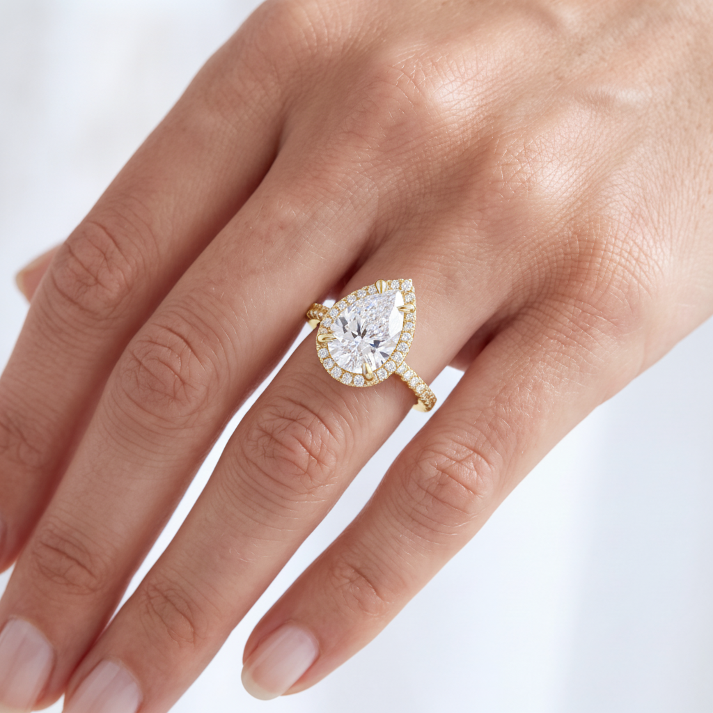 _lifestyle_image@SKU:R7885-LADP02000004Y #metal_10k-yellow-gold+origin_lab-grown+quality_g-si