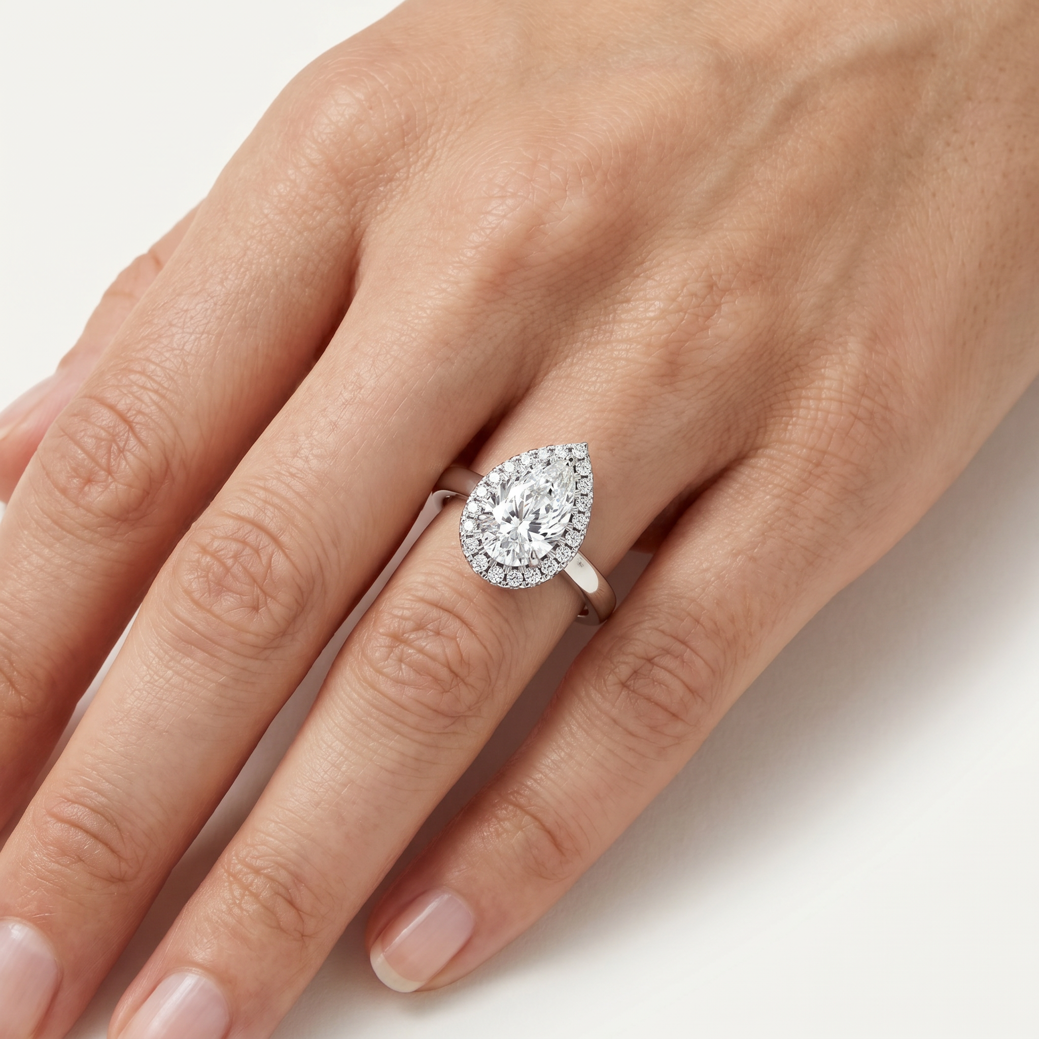 _lifestyle_image@SKU:R8002-NADD0200000PL #metal_platinum+origin_lab-grown+quality_ef-vs2+