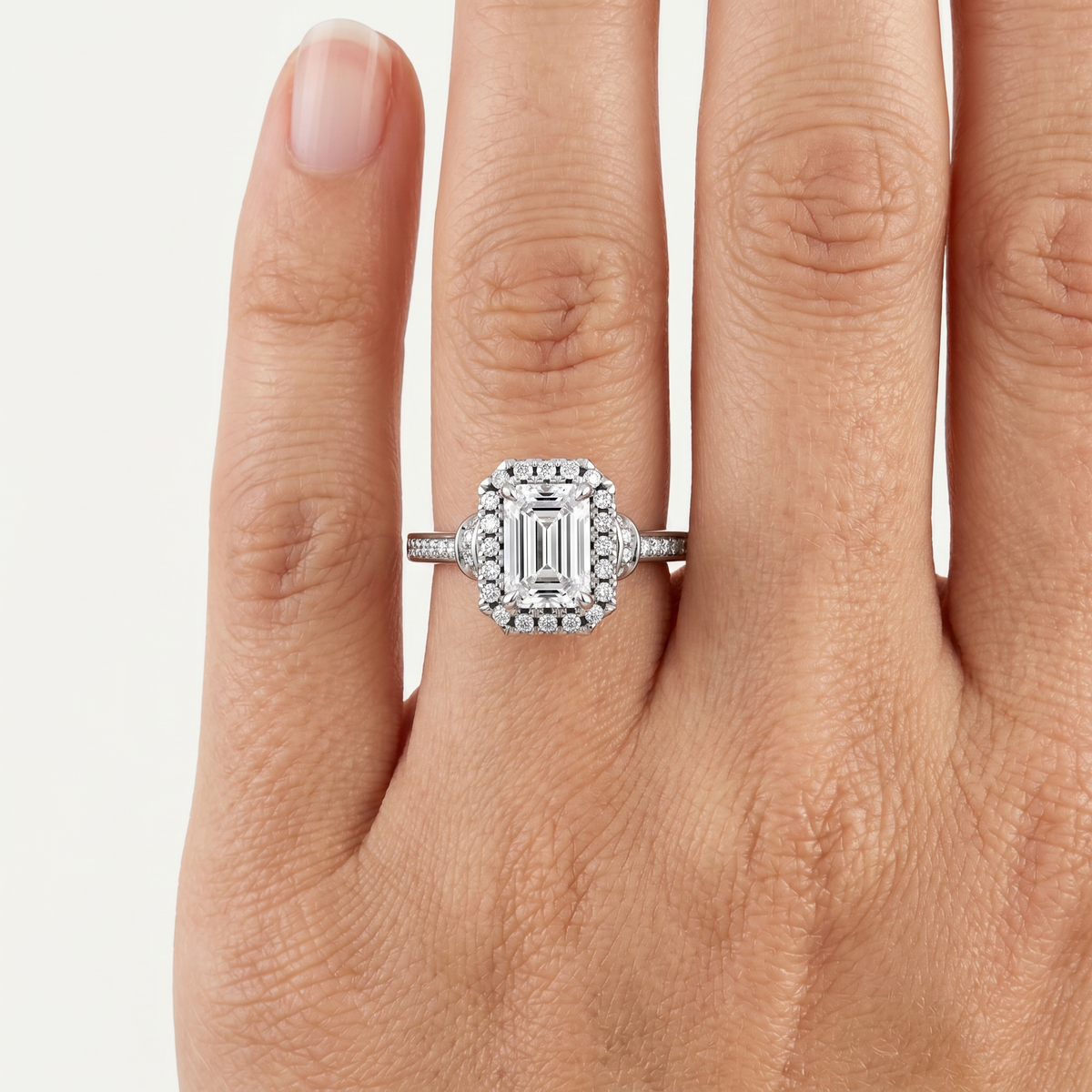 _lifestyle_image@SKU:R8002-NADE01000004W #metal_14k-white-gold+origin_lab-grown+quality_ef-vs2+
