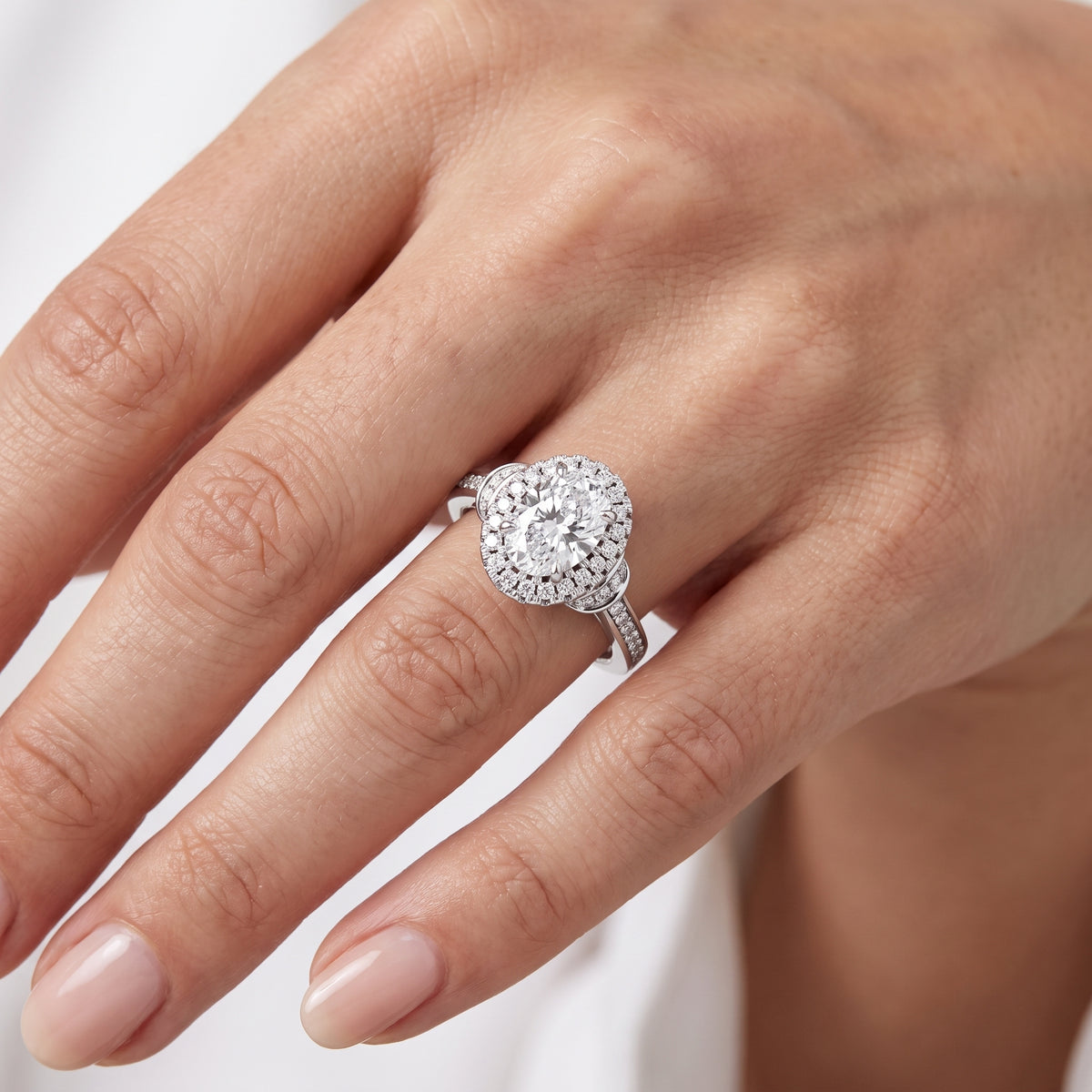 _lifestyle_image@SKU:R8002-LADO01000004W #metal_10k-white-gold+origin_lab-grown+quality_g-si