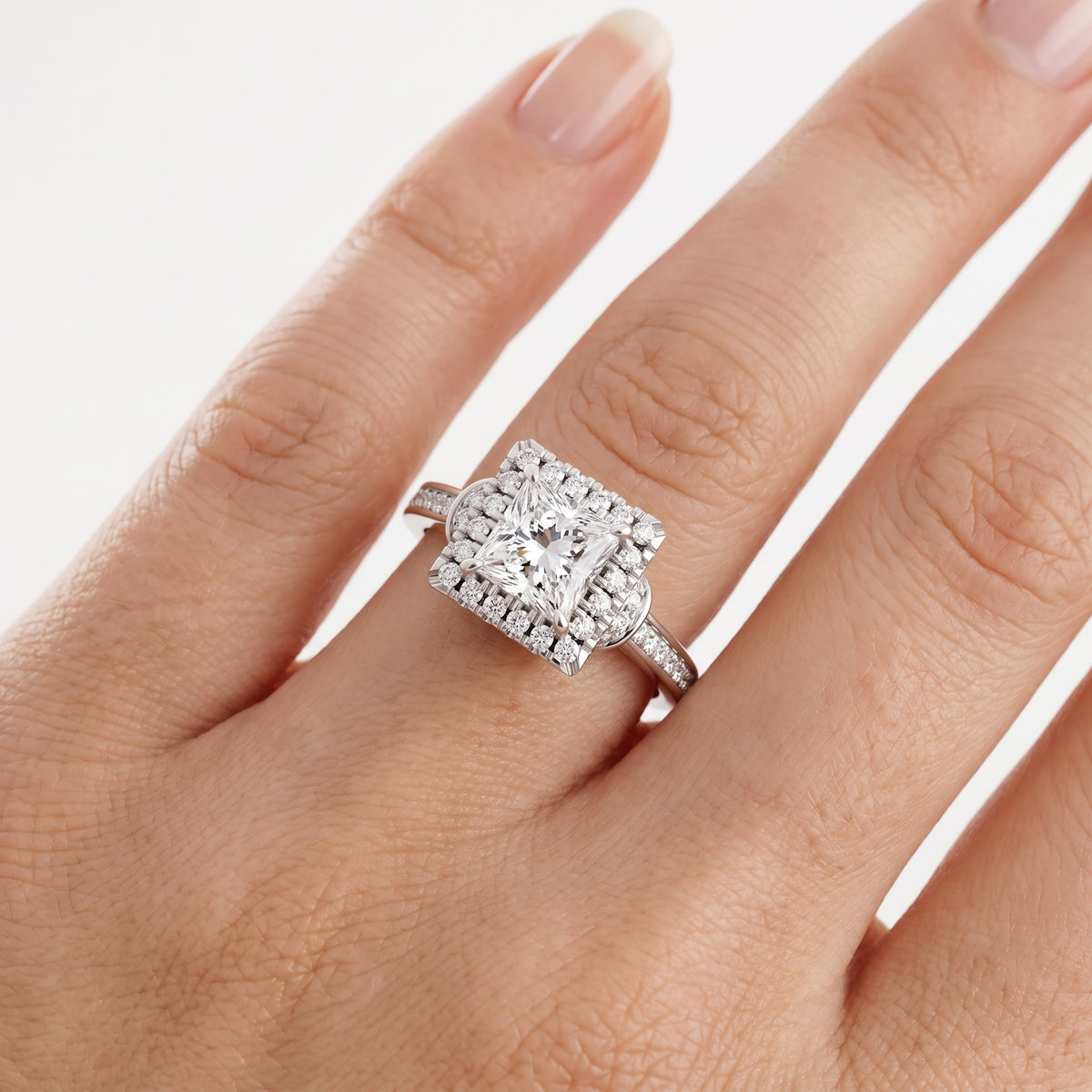 _lifestyle_image@SKU:R8002-LADP01000004W #metal_10k-white-gold+origin_lab-grown+quality_g-si