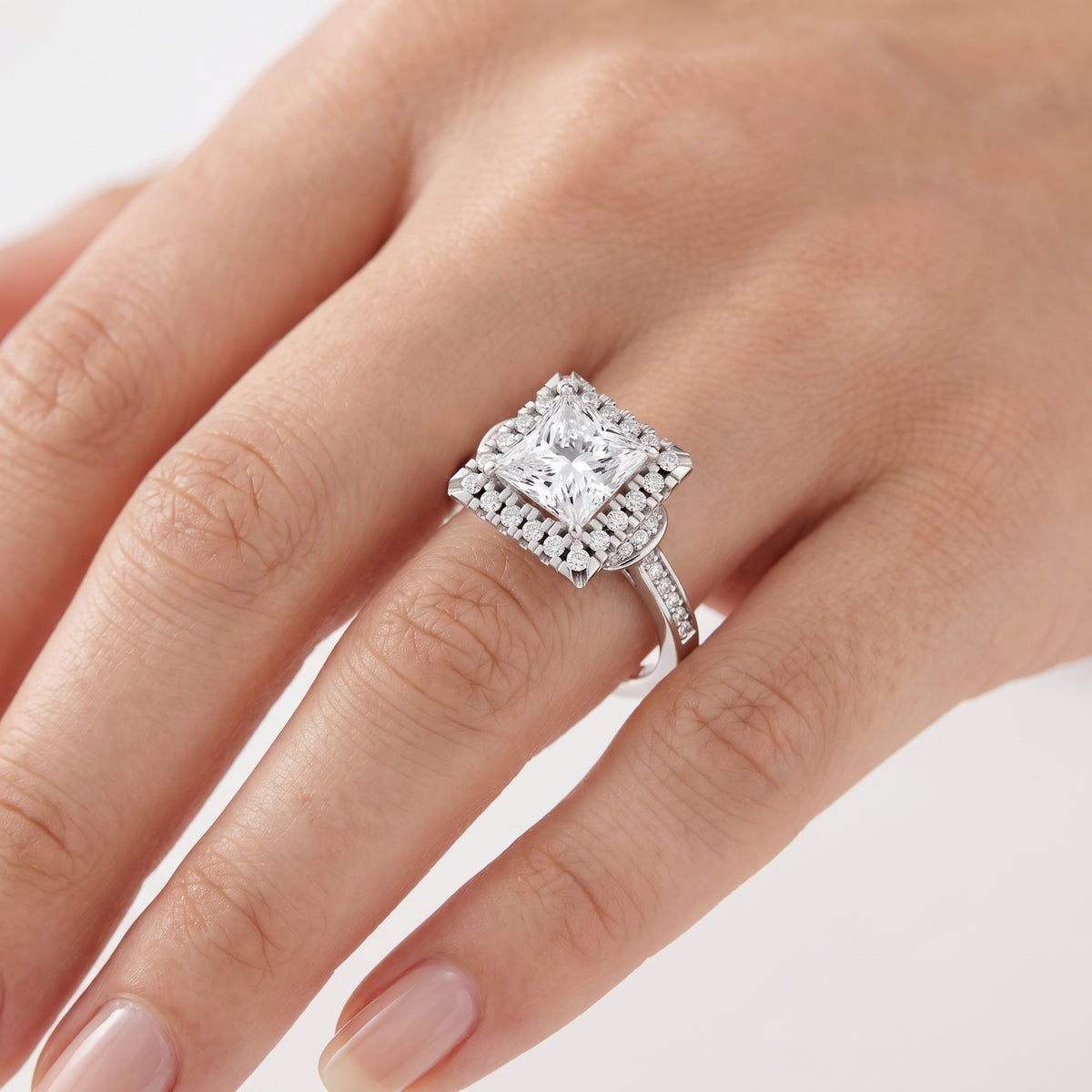 _lifestyle_image@SKU:R8002-LADP02000004W #metal_10k-white-gold+origin_lab-grown+quality_g-si