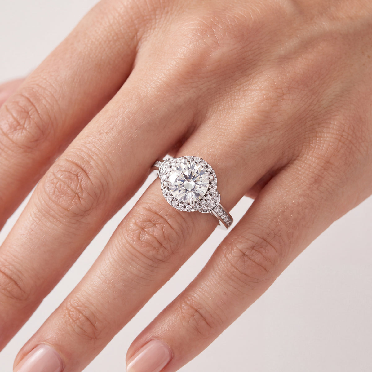 _lifestyle_image@SKU:R8002-LADR01000004W #metal_10k-white-gold+origin_lab-grown+quality_g-si