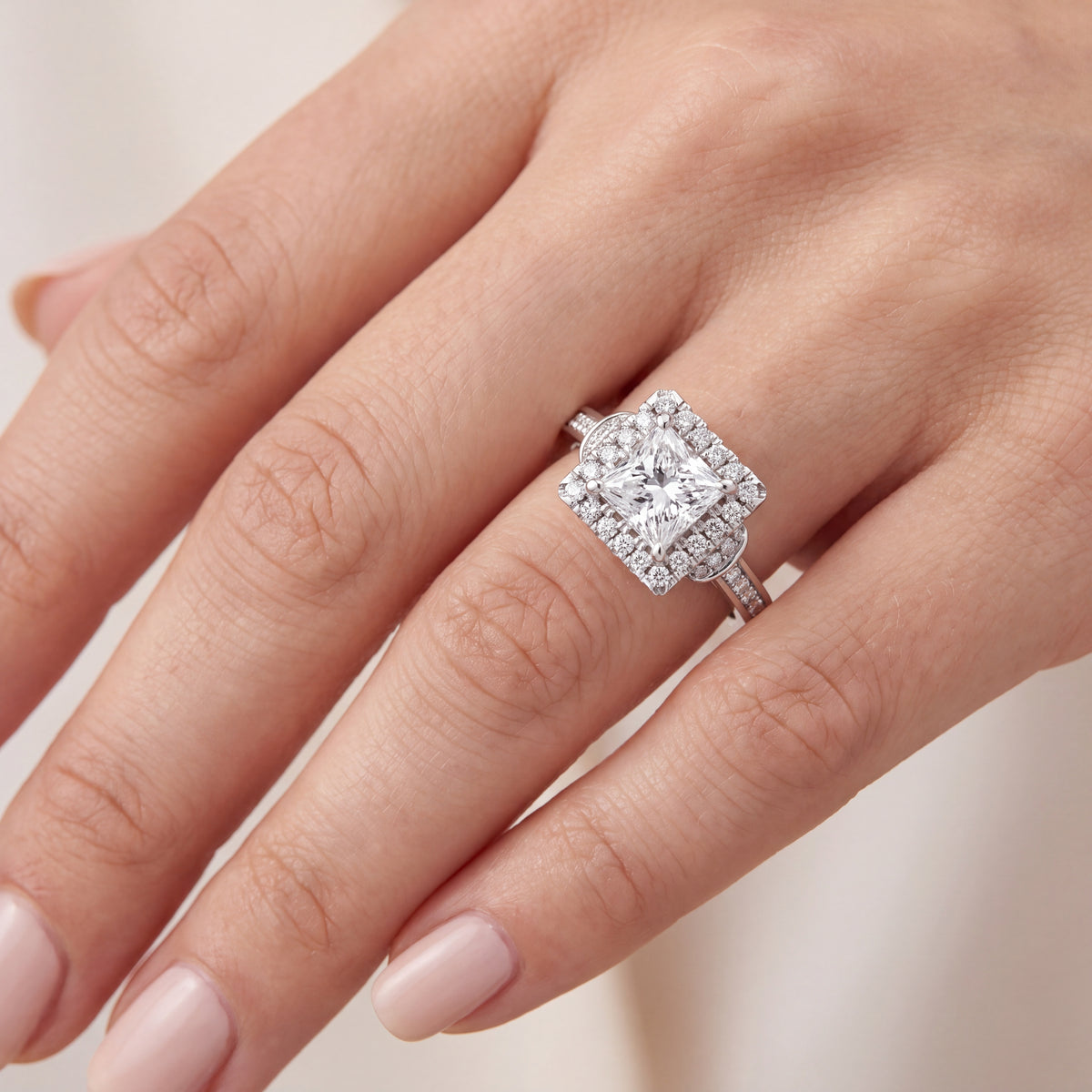 _lifestyle_image@SKU:R8002-NADP01000004W #metal_14k-white-gold+origin_lab-grown+quality_ef-vs2+