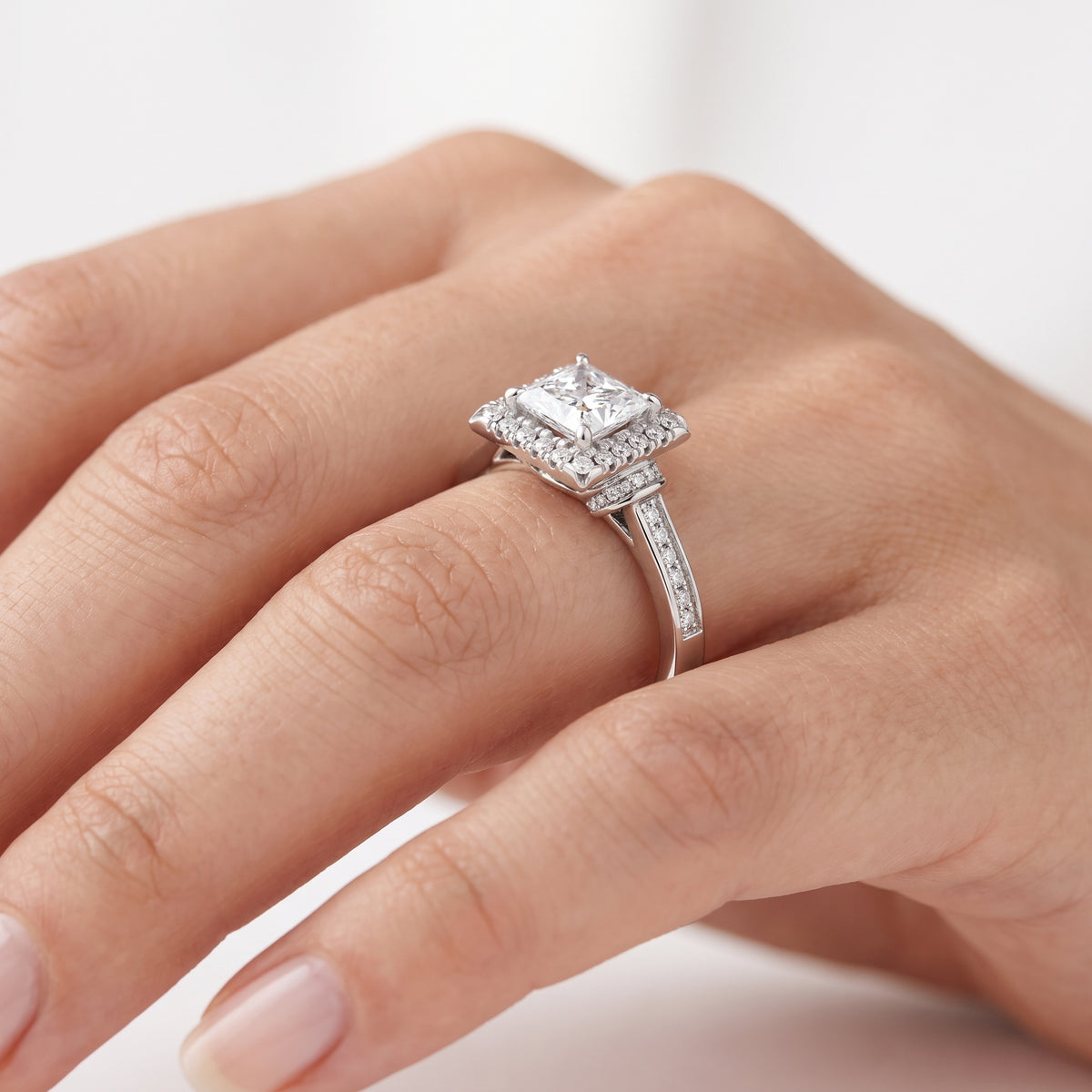 _lifestyle_image@SKU:R8002-NADP0100000PL #metal_platinum+origin_lab-grown+quality_ef-vs2+