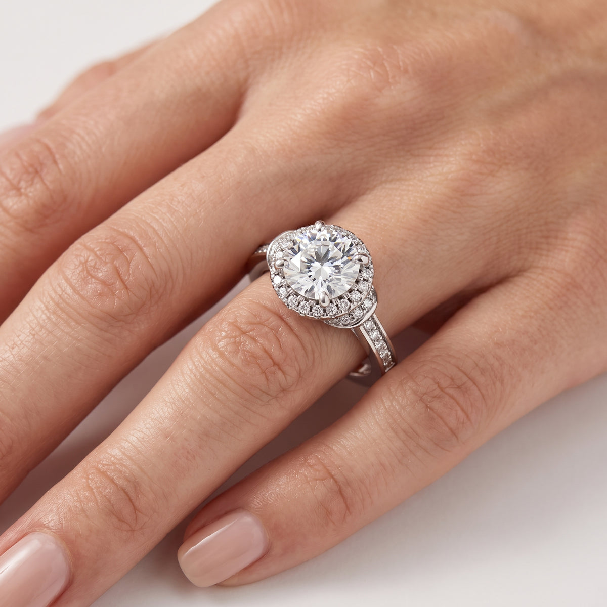 _lifestyle_image@SKU:R8002-NADR01000004W #metal_14k-white-gold+origin_lab-grown+quality_ef-vs2+