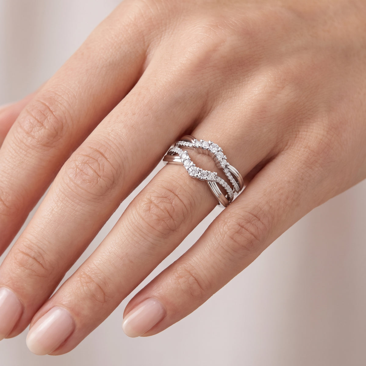 _lifestyle_image@SKU:R8142-LADR00320004W #metal_10k-white-gold+origin_lab-grown+quality_g-si