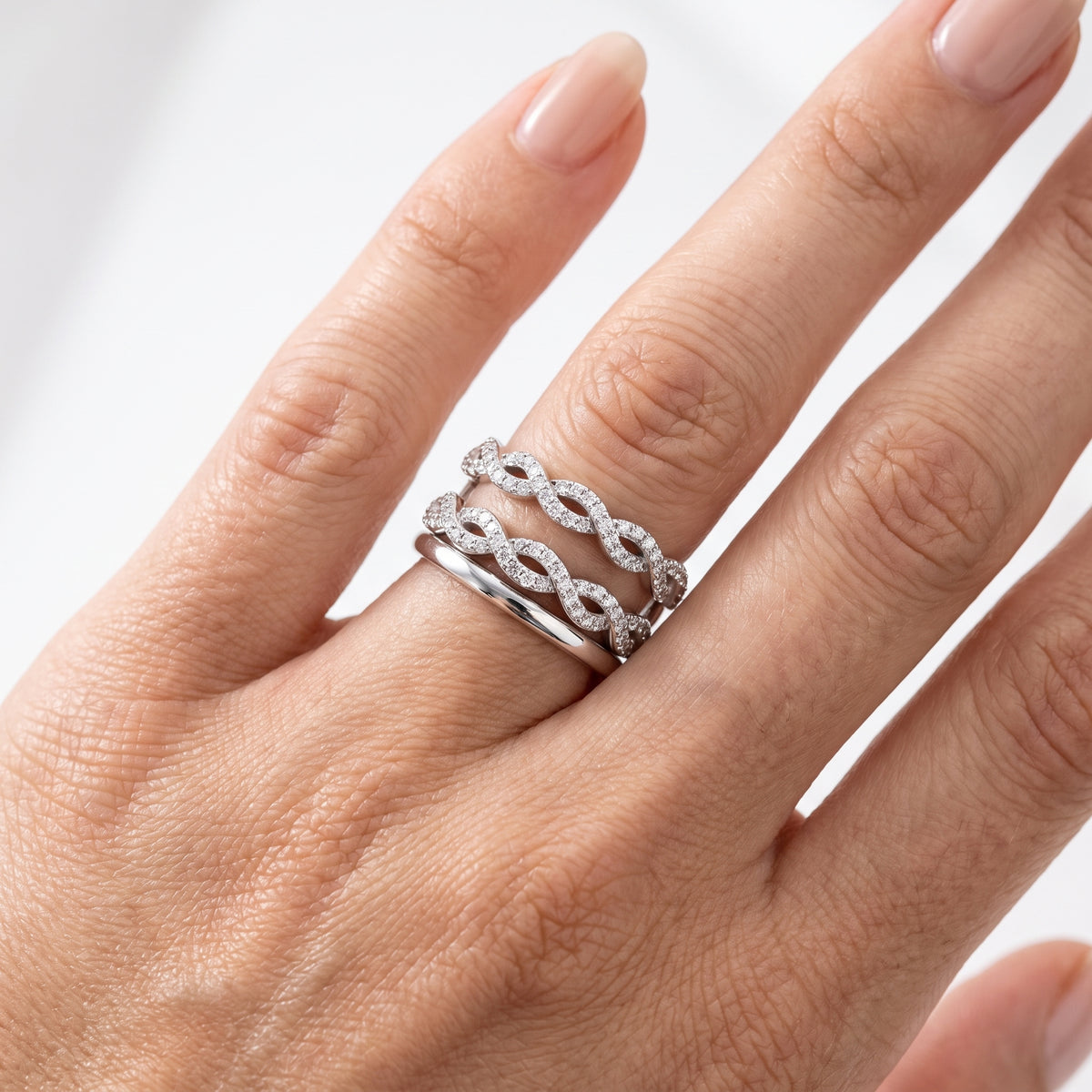 _lifestyle_image@SKU:R8726-LADR00510004W #metal_10k-white-gold+origin_lab-grown+quality_g-si
