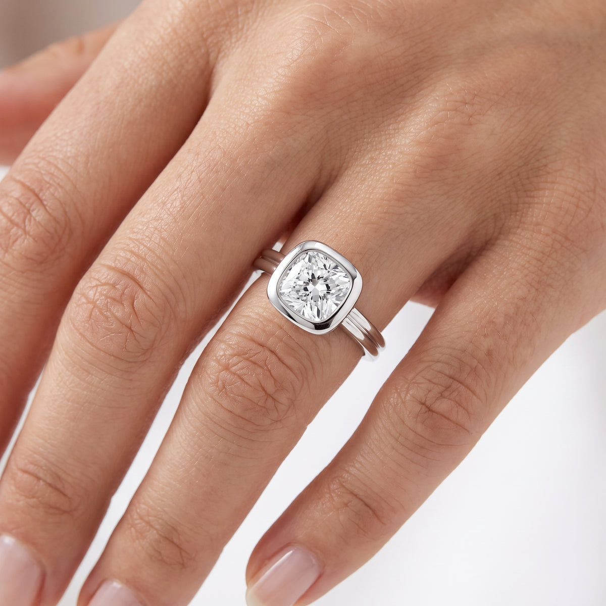 _lifestyle_image@SKU:R9280-LADC01000004W #metal_10k-white-gold+origin_lab-grown+quality_g-si
